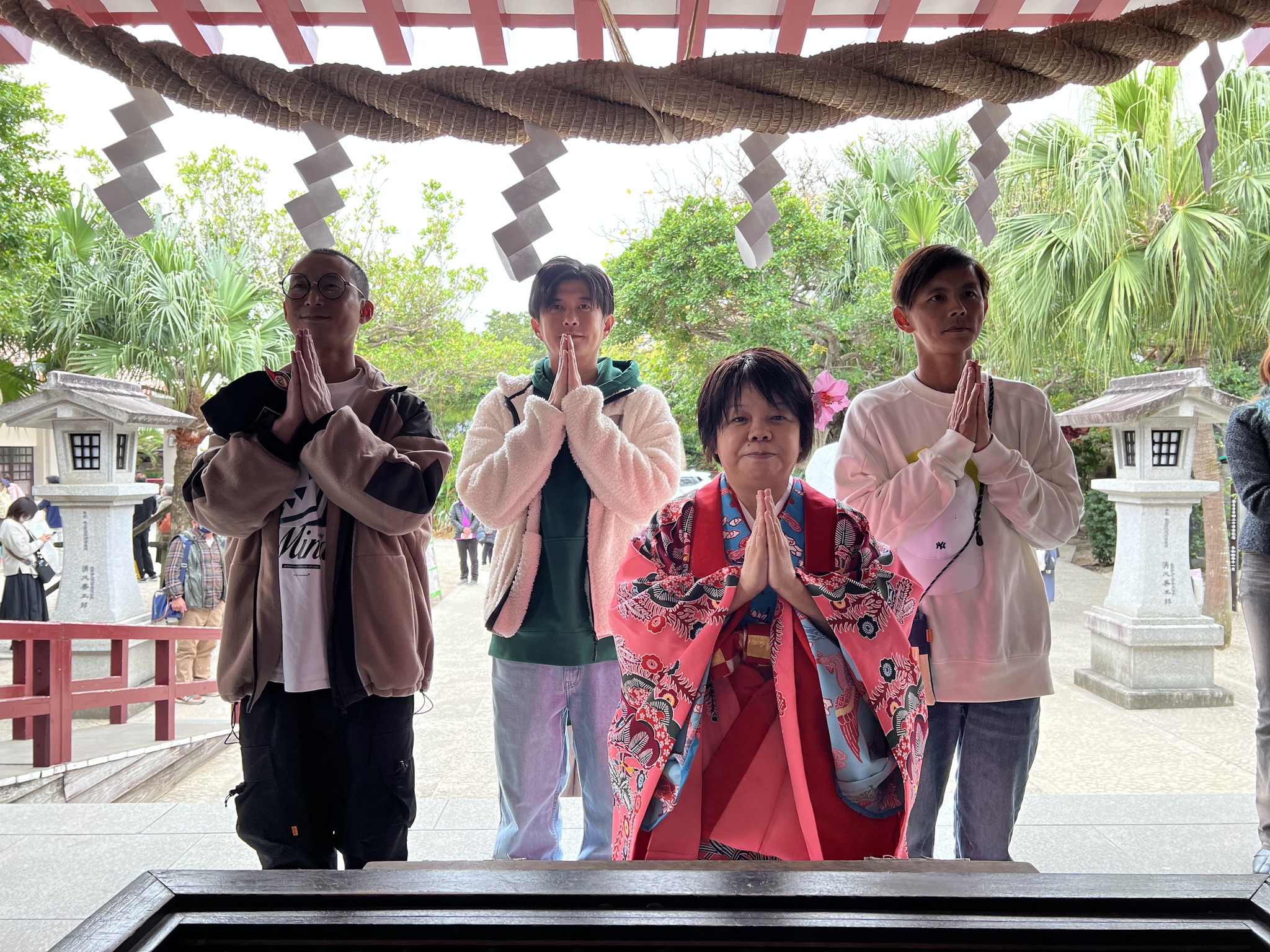 浩子(左起)顏永烈、製作人、阿翔日前到日本出外景。(翻攝自鬧著玩臉書)