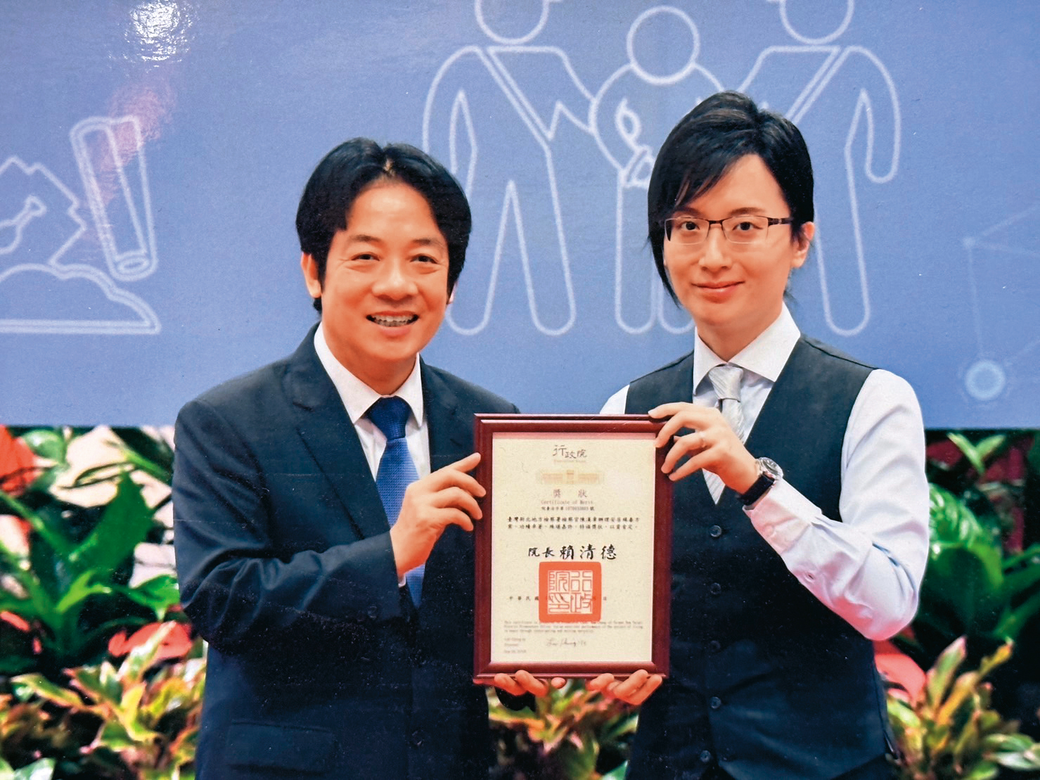 陳漢章（右）辦案犀利，曾破獲史上最大的安非他命工廠，獲時任行政院長的賴清德（左）表揚。（陳漢章提供）