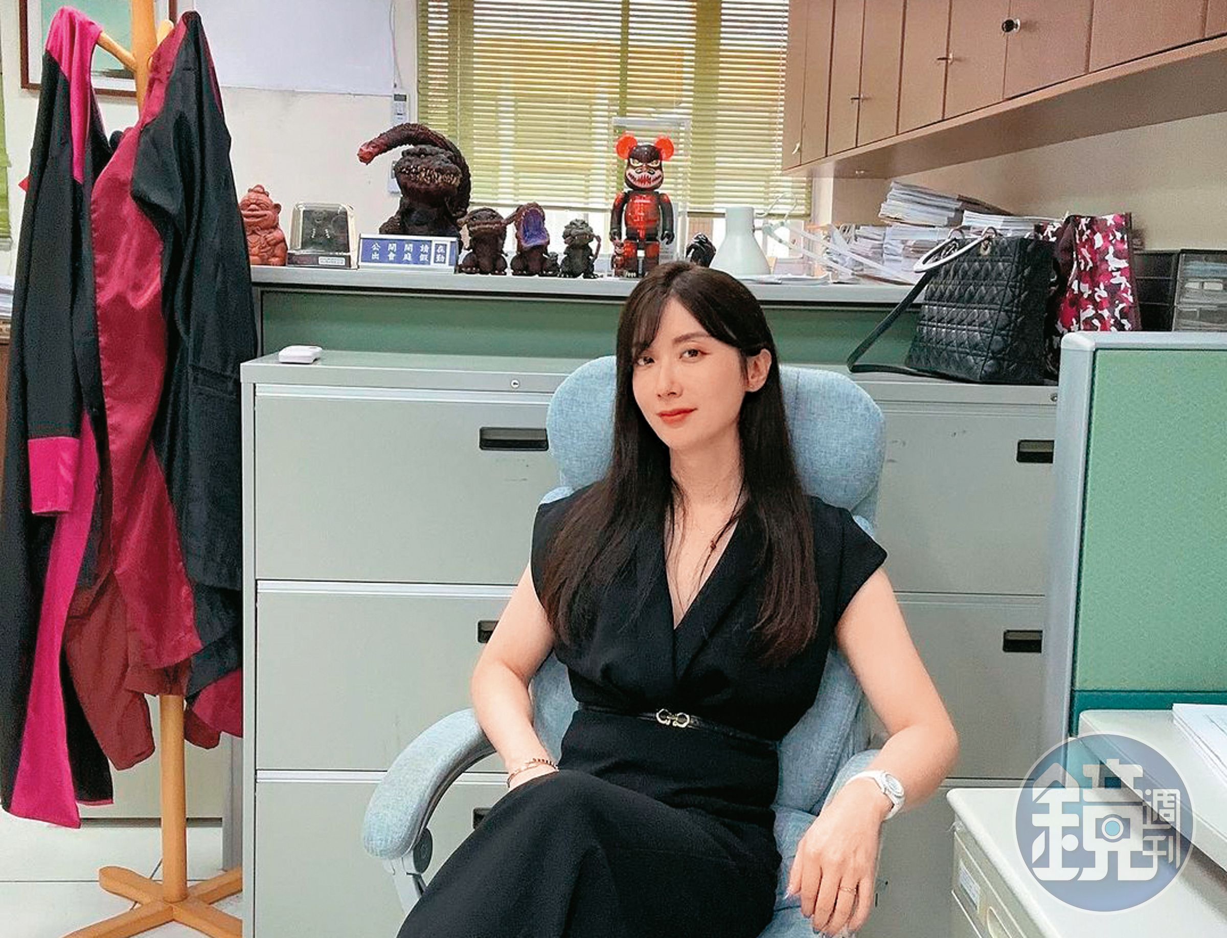 陳漢章工作表現亮眼,他在IG分享每日穿搭女裝,展現滿滿自信。拍攝處為檢察官辦公室。