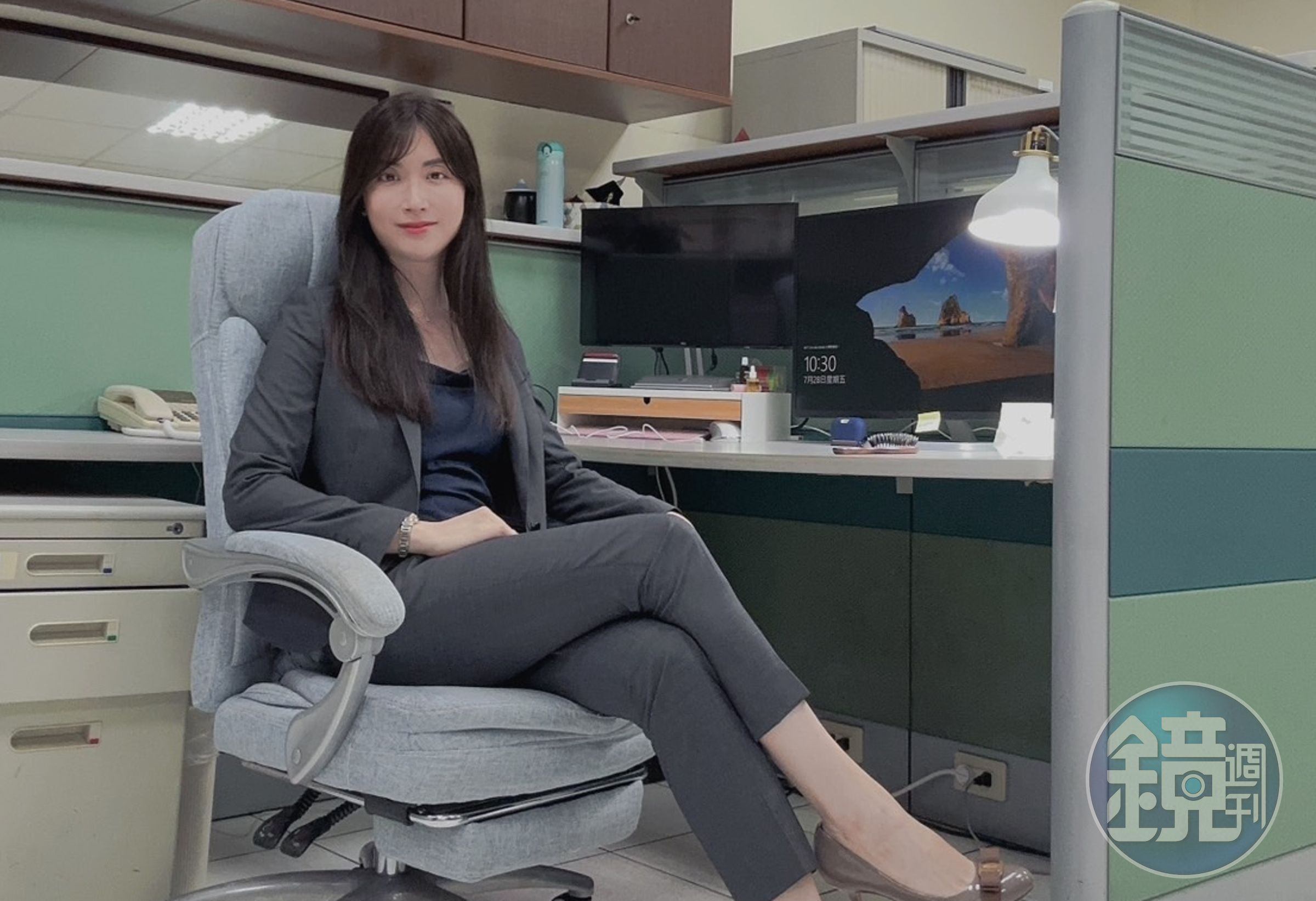 陳漢章工作表現亮眼,他在IG分享每日穿搭女裝,展現滿滿自信。拍攝處為檢察官辦公室。