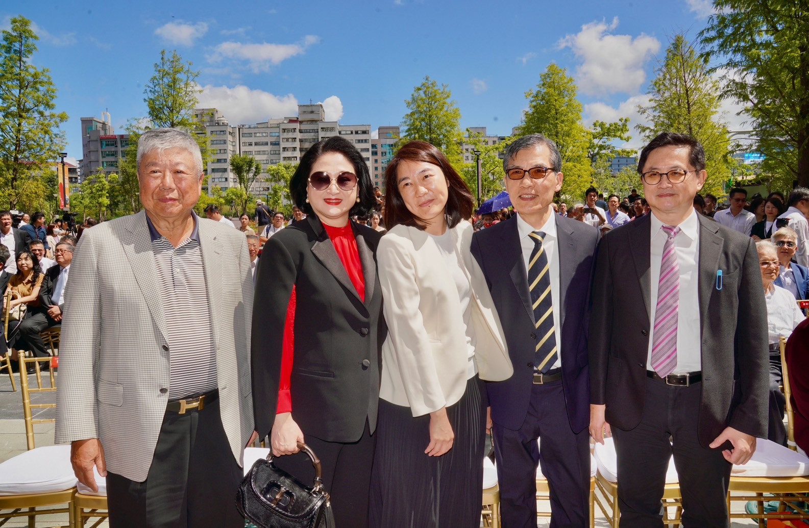 和碩董事長童子賢（右1）28日也出席裕隆城開幕，與裕隆執行長嚴陳莉蓮（左2）合影。