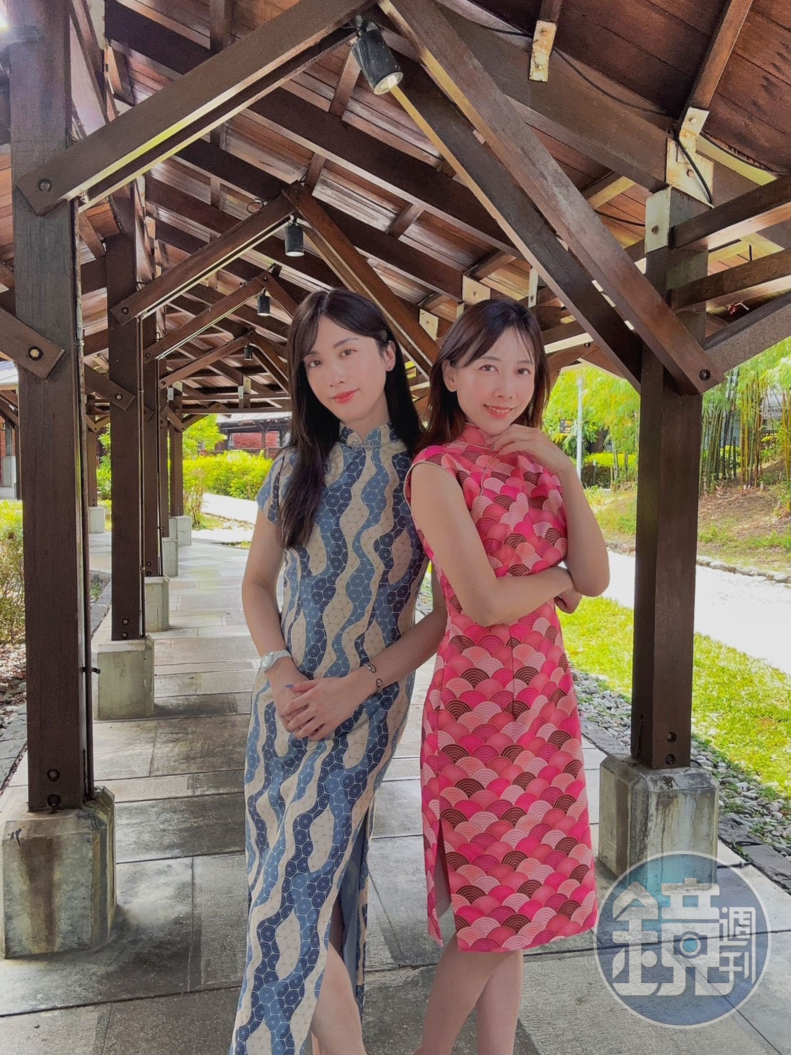 陳漢章(左)和太太(右)合照,感謝太太體諒他扮女裝。