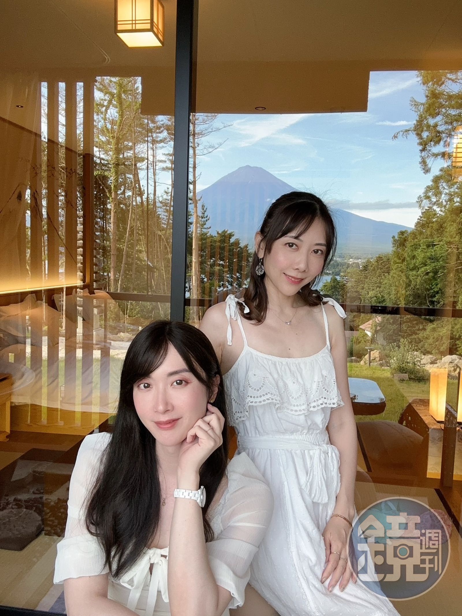 陳漢章(左)和太太(右)合照,感謝太太體諒他扮女裝。
