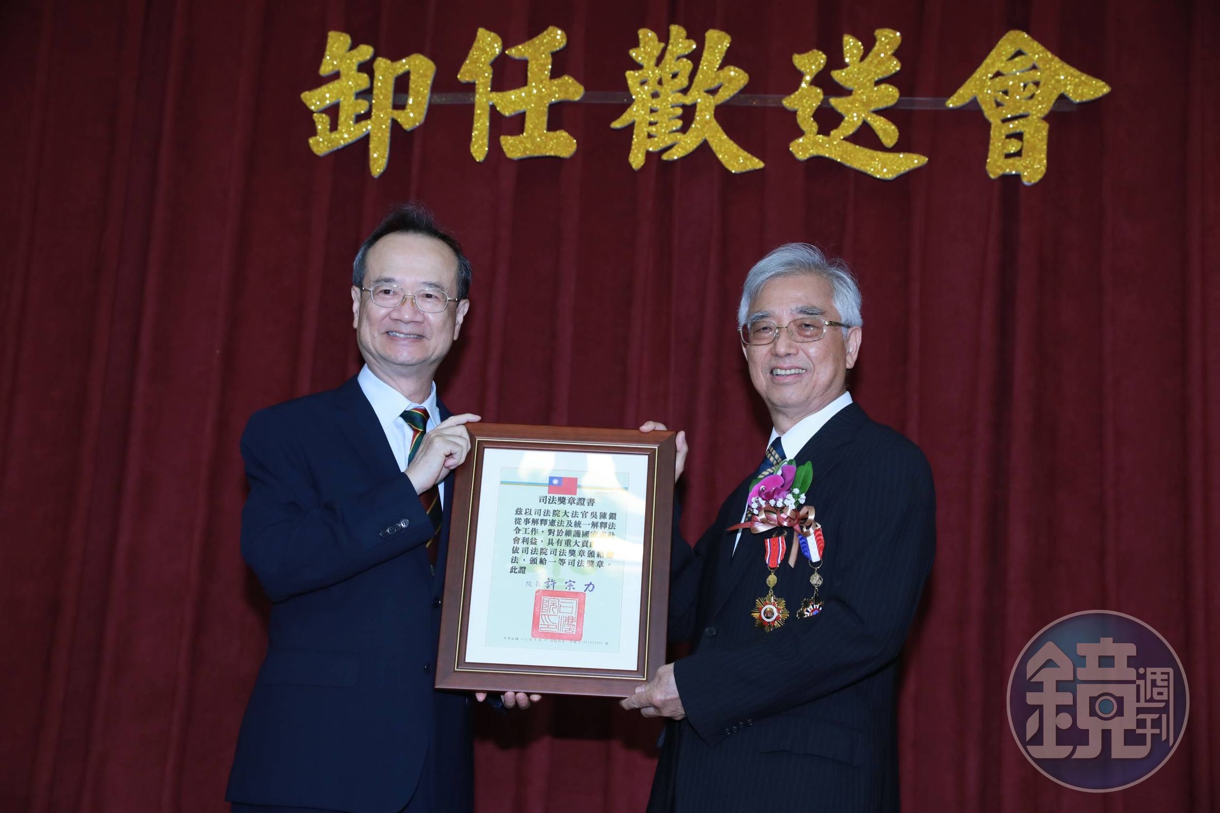 司法院長許宗力（左）頒司法獎章證書給大法官吳陳鐶。