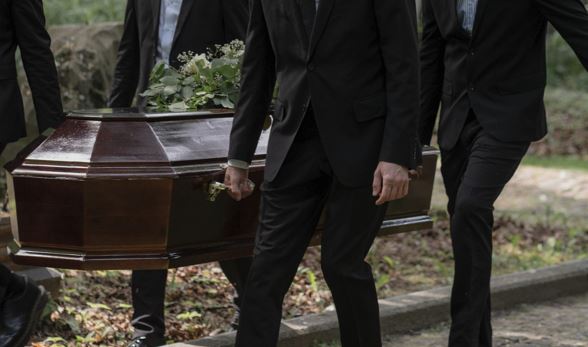 葬儀社員工出大包，把大體摔在地上「頭部凹陷」令家屬氣炸。（示意圖，Pexels）