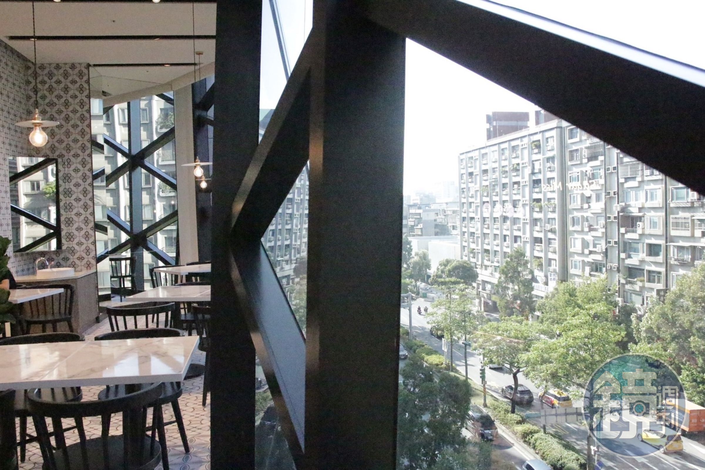 「kafeD 咖啡滴」用餐客席擁有東區最美窗景，可以沉靜欣賞台北晨昏景色。