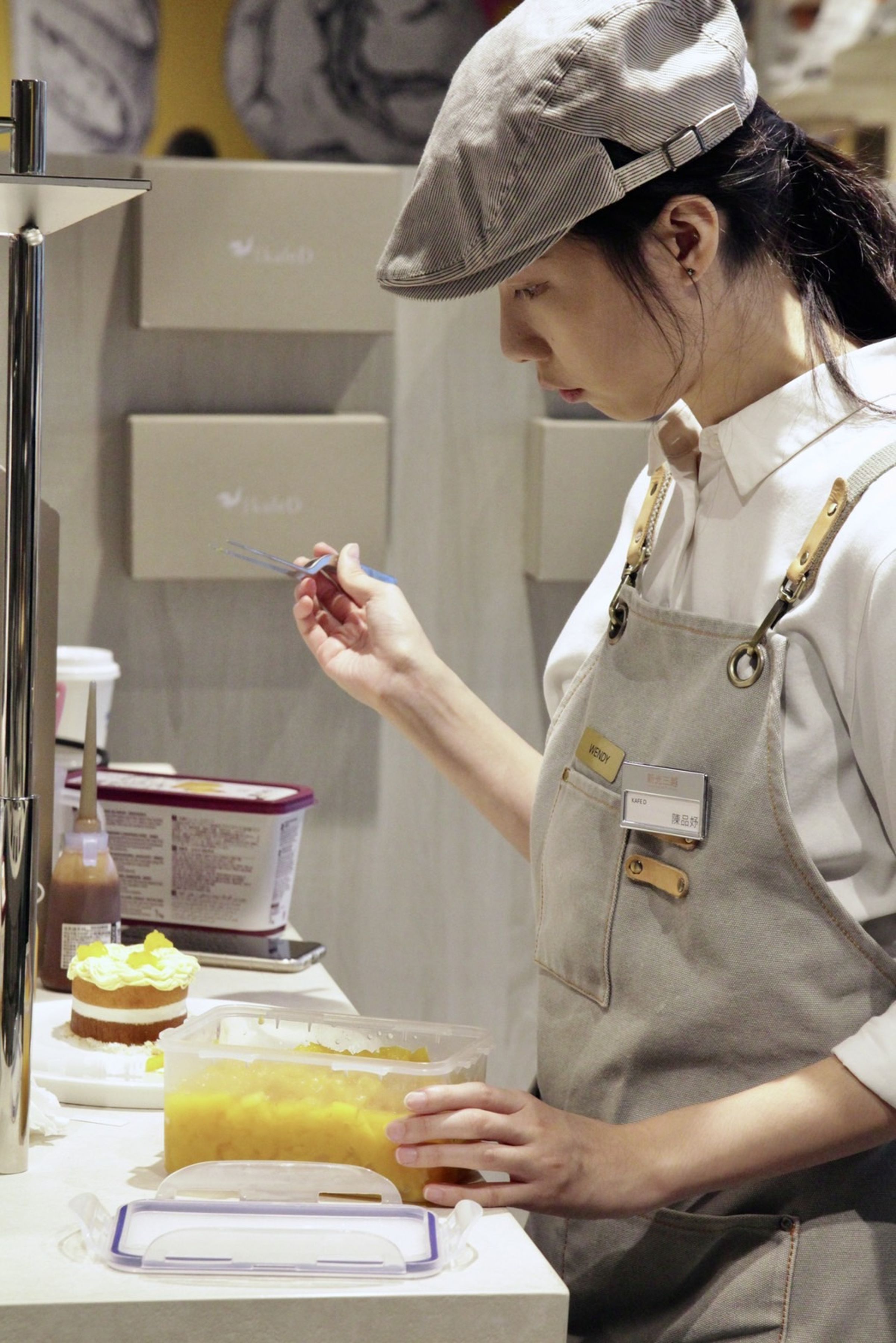 鑽石塔門市限定的「盤式年輪蛋糕」，由甜點師如藝術家般進行擺盤。