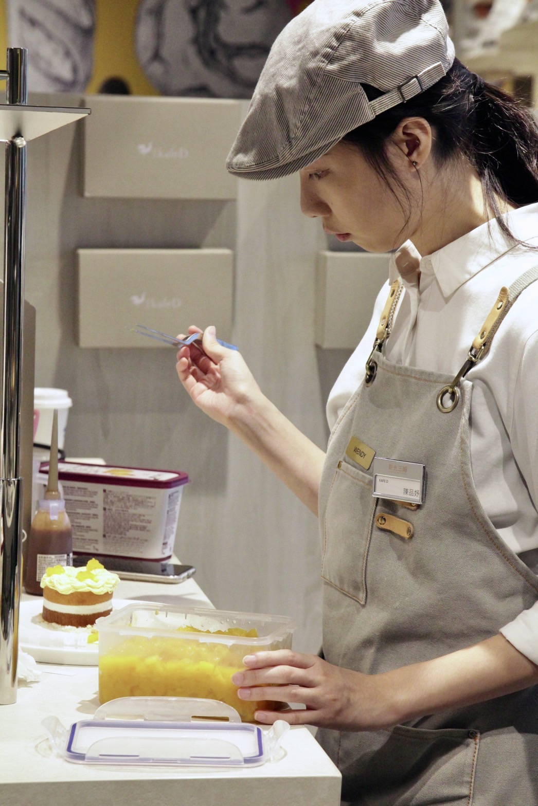 鑽石塔門市限定的「盤式年輪蛋糕」，由甜點師如藝術家般進行擺盤。