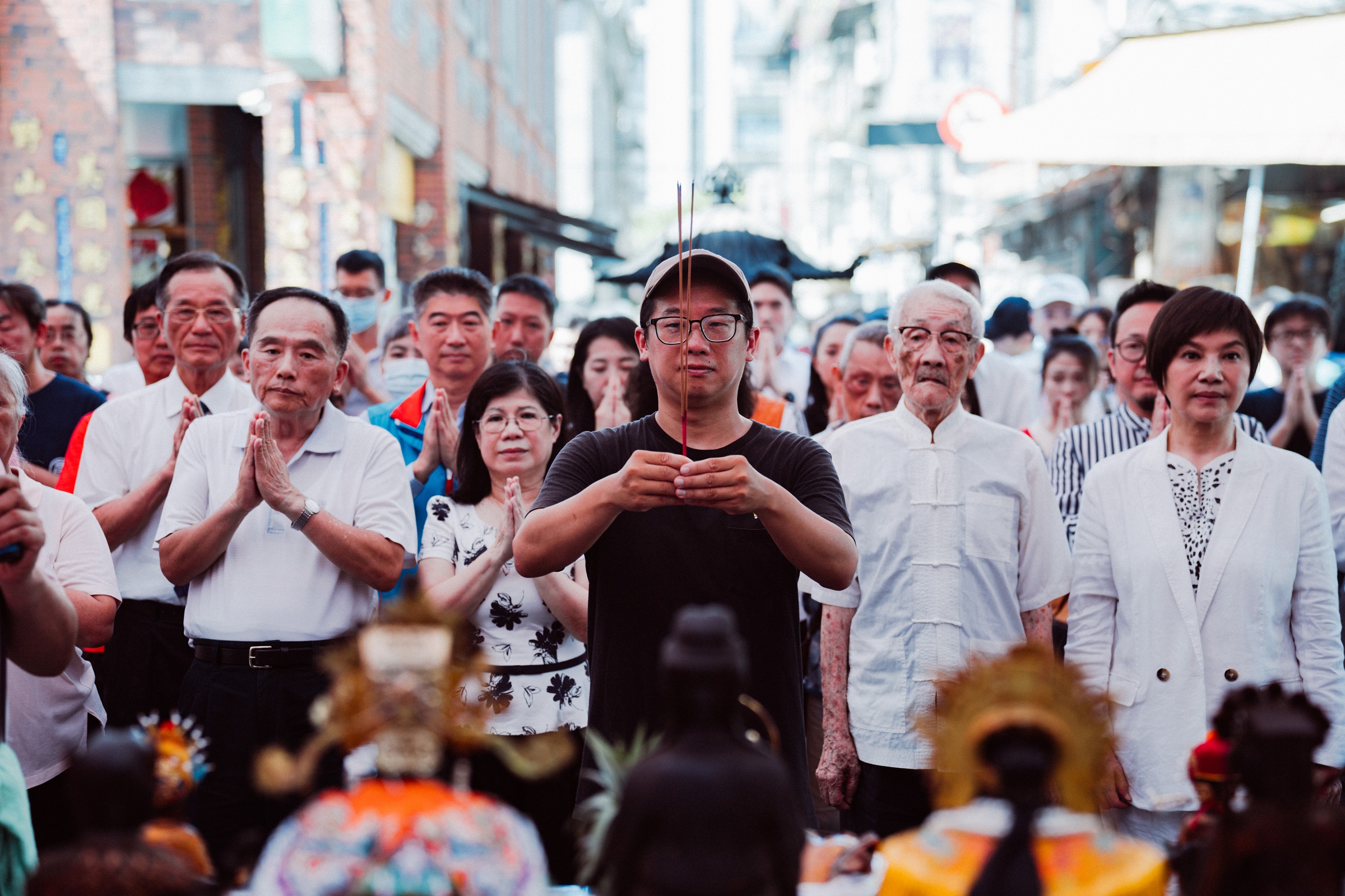 唐美雲（右一）、陳錫煌大師（右二）受邀參加柯智豪（中）還願儀式。（柯智豪音樂工作室提供）