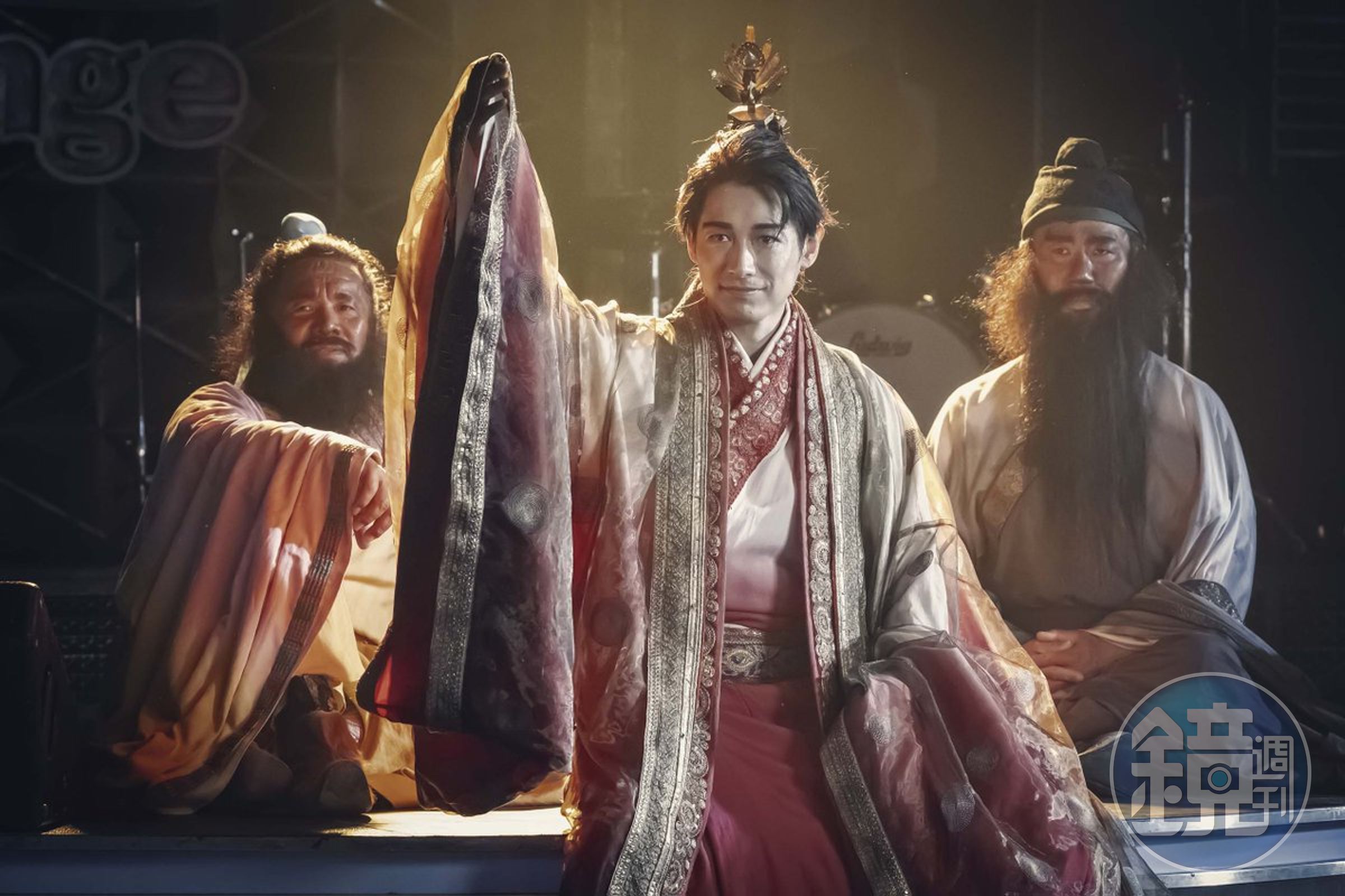 真人版《派對咖孔明》開播就衝上熱搜向井里化身孔明秀精湛調酒技術- 鏡