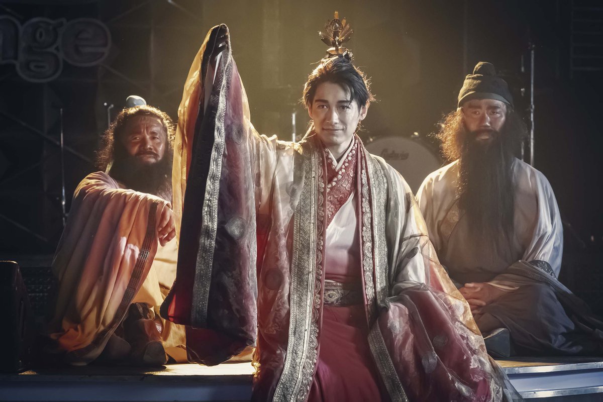 《派對咖孔明》向井理化身三國時代傳奇軍師諸葛孔明，穿上戲服直接原地長高到210公分，與女主角上白石萌歌成最萌身高差。（翻攝官方推特）