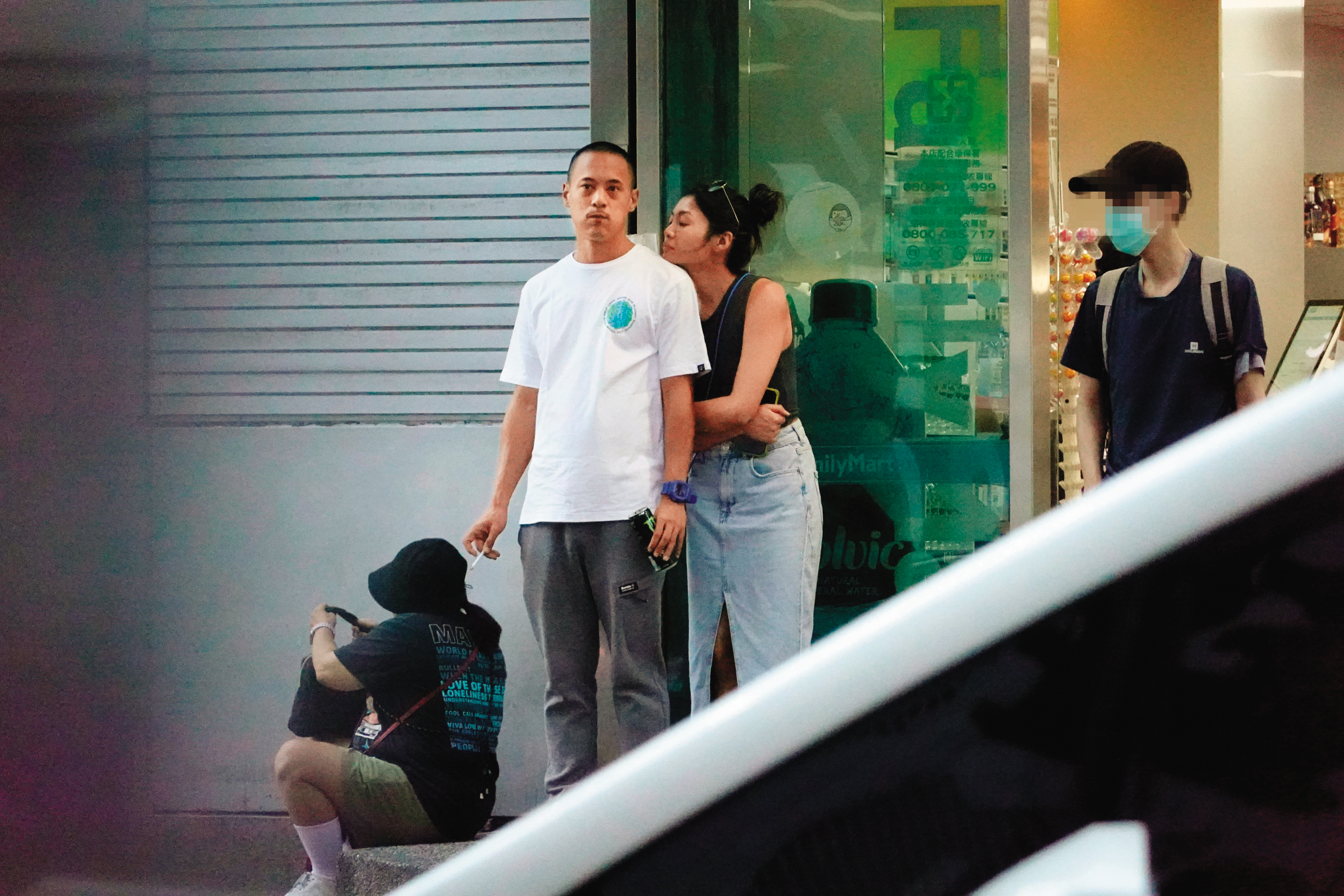 9/23， 17：28蔣友青在路邊吞雲吐霧，周玟君貼倚在他的肩上黏兮兮。