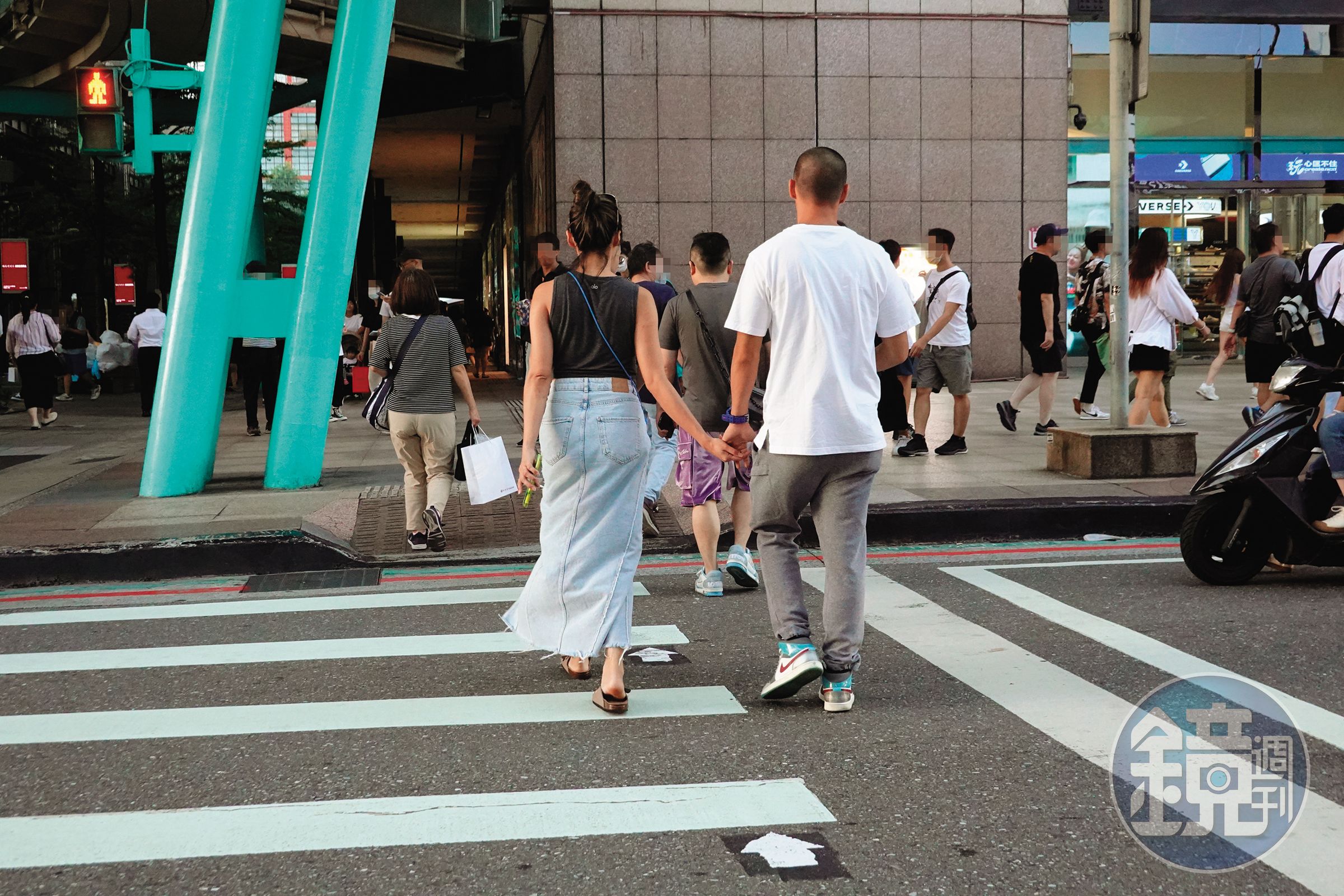 9/23,17:31夫妻倆愛情長跑10多年,走路仍會手牽手,感情相當不錯。