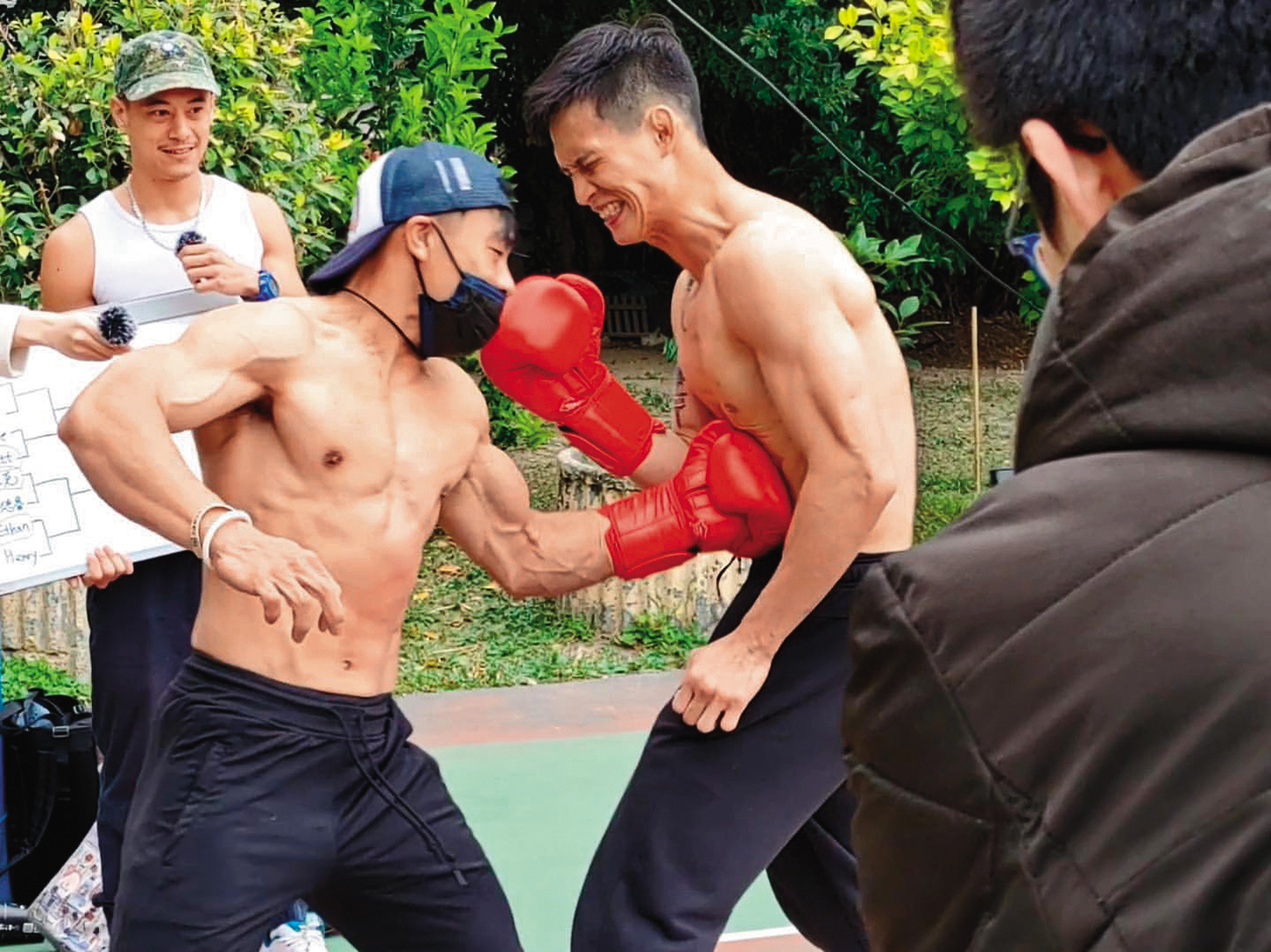 蔣友青（戴迷彩帽）熱衷拳擊比賽，和同好組成「北伐軍團」戰隊。（翻攝自boxpanpan IG）