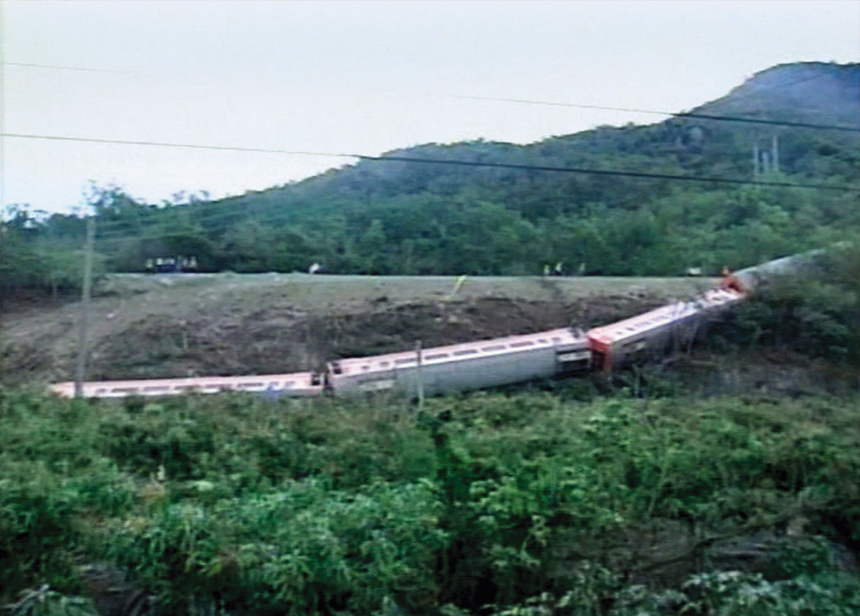 19年前，一輛台鐵莒光號列車在屏東出軌翻覆，背後竟暗藏殺妻詐保內幕。（東森新聞提供）