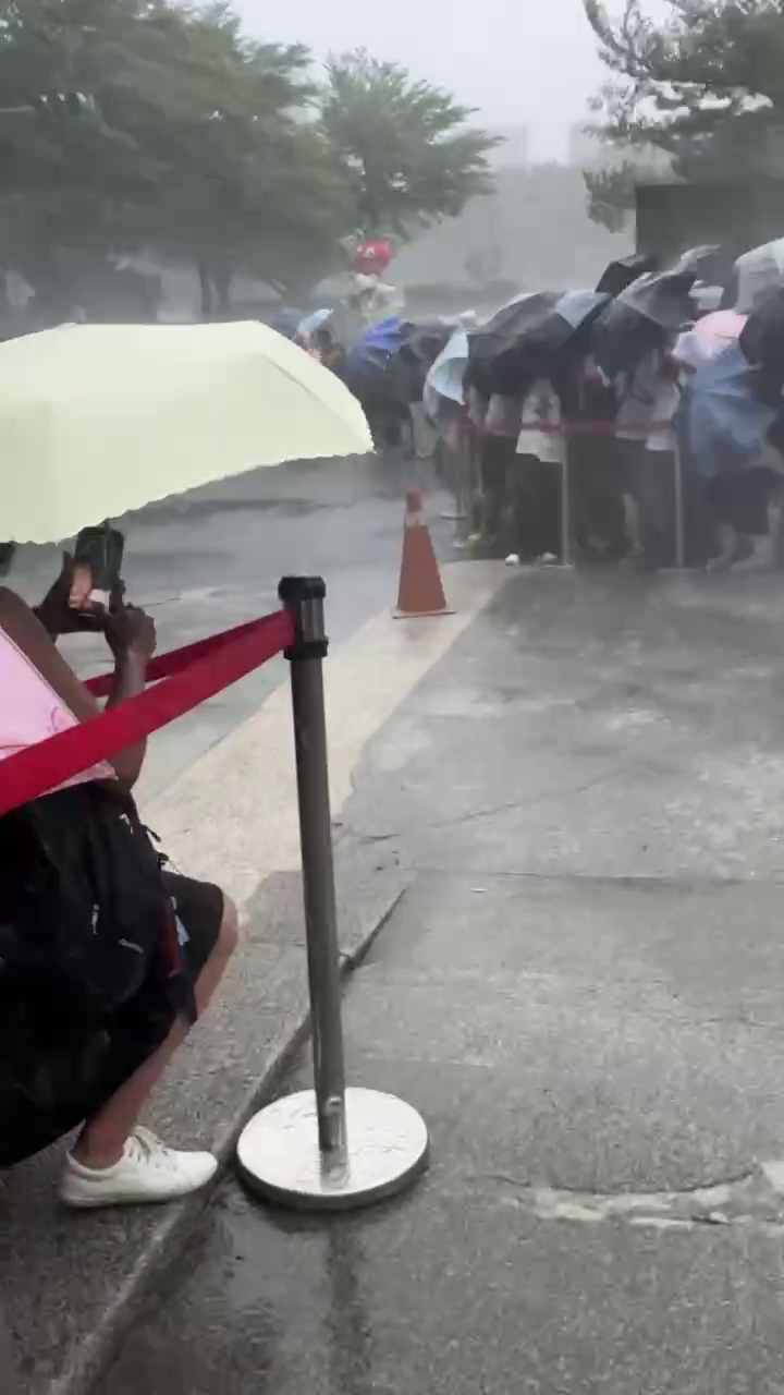 華山午後突降傾盆大雨，現場雨勢猛烈，大批ONCE撐傘、穿雨衣仍堅守圍欄旁（Threads網友「92_08_14」授權提供）