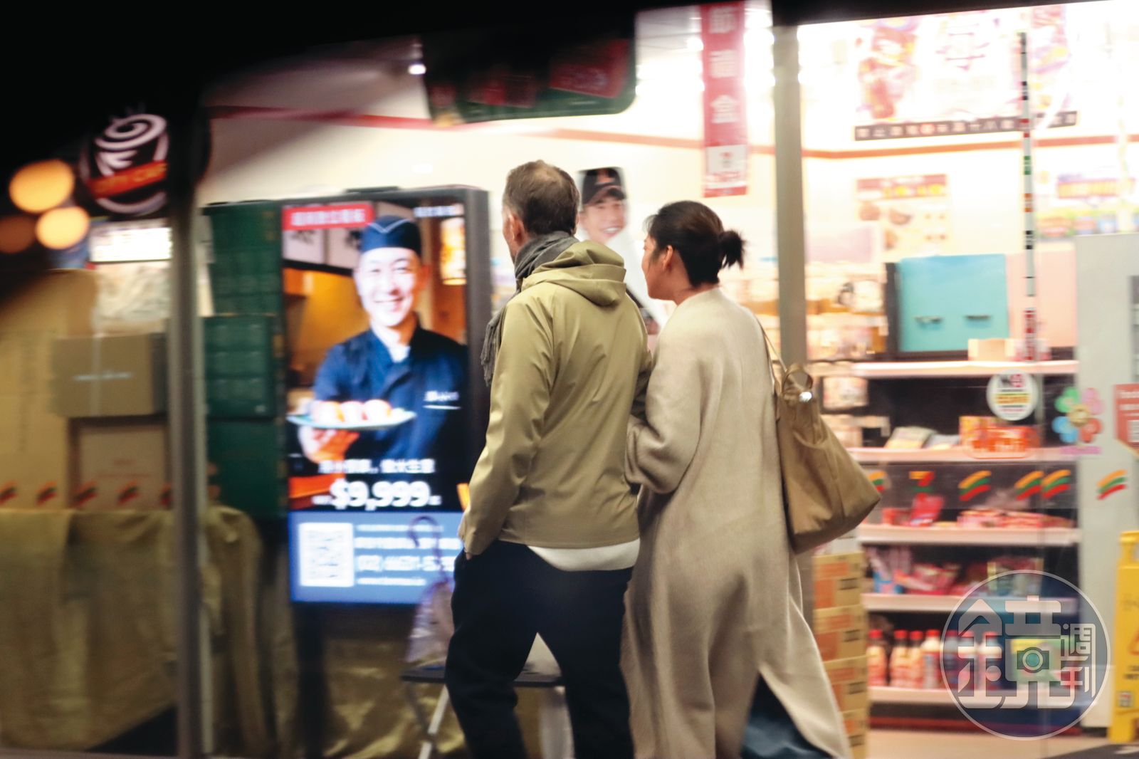 甜戀名導夜放閃／緋聞絕緣體大霈暗夜狂放閃　台北街頭緊牽洋面孔的他