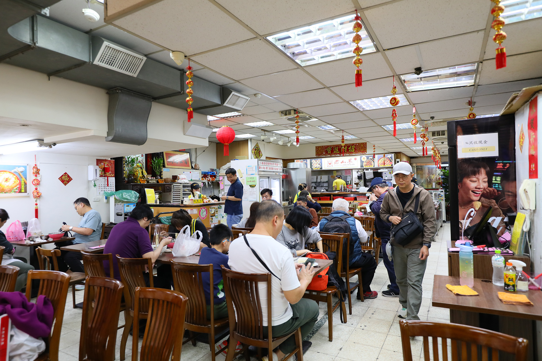 老山東座位數非常多，而且翻桌率快，雖然偶爾需要排隊，但等候時間不長。
