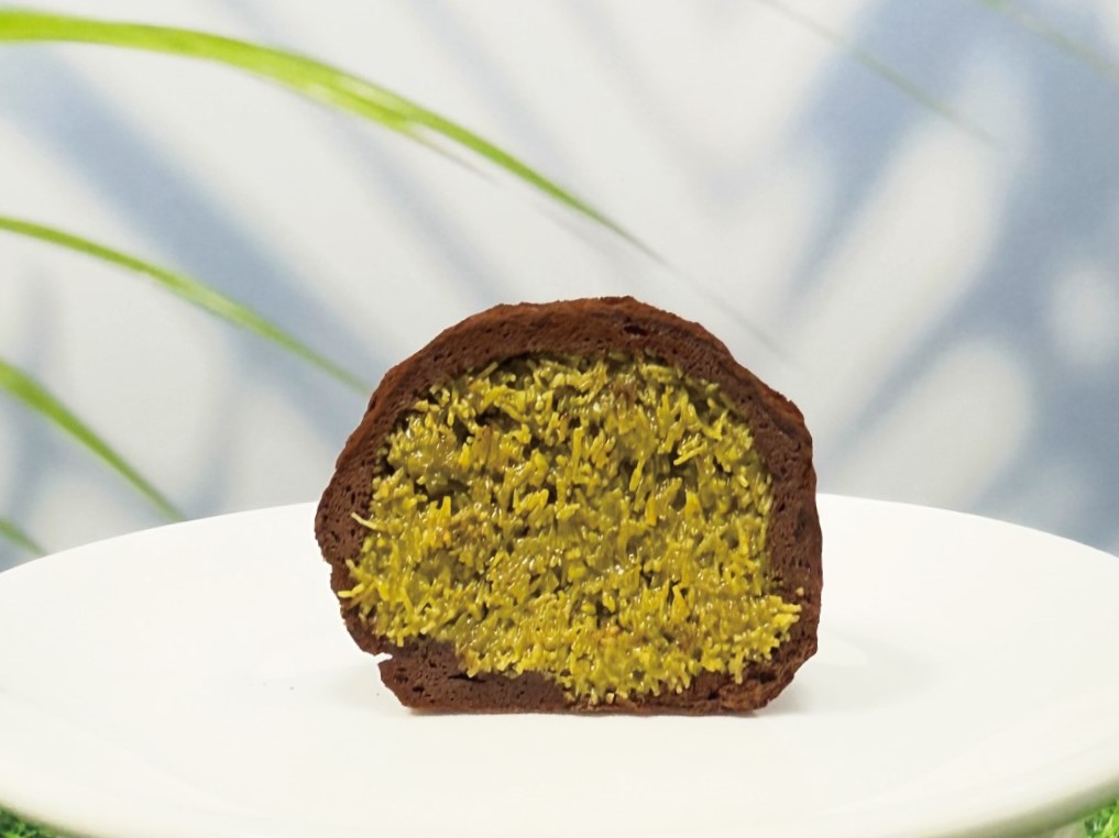 「杜拜巧克力」因酥脆口感與濃郁開心果風味走紅。（翻攝自臉書粉絲專頁85度C﻿）