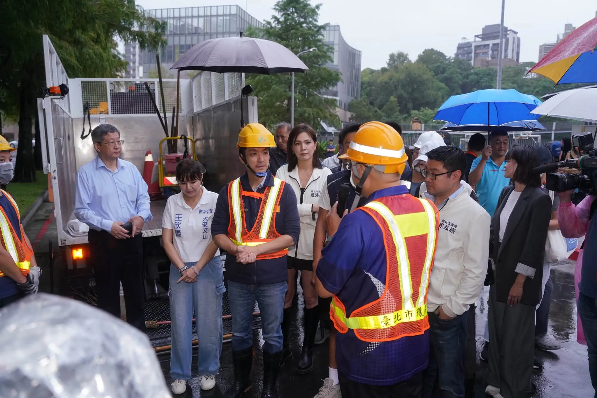 蔣萬安颱風視察沒通知！里長到場被人牆阻擋　見擺拍氣炸：這樣他才可以做秀