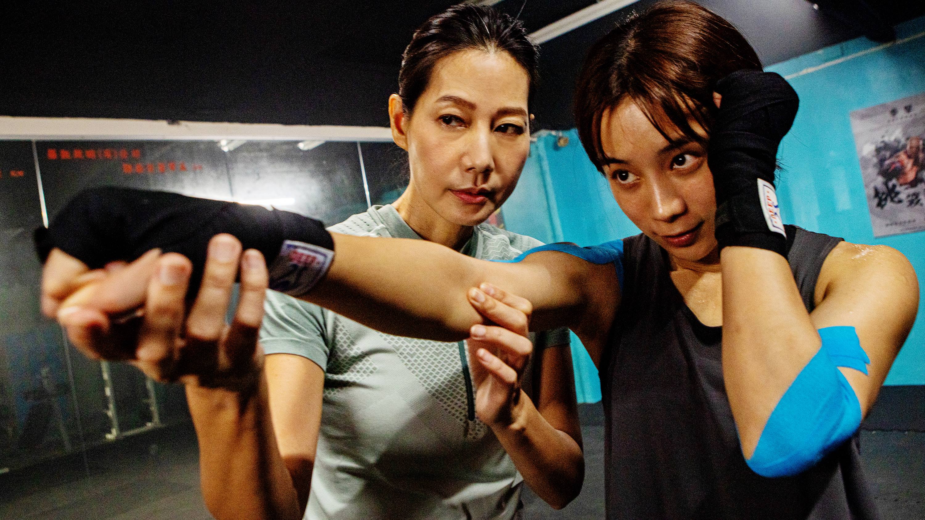 丁寧與温貞菱在《倒數回擊》分飾師徒，一個是酗酒無法專注教學的教練，另一個是10年都打不了拳的中輟拳手。（七十六號原子提供）