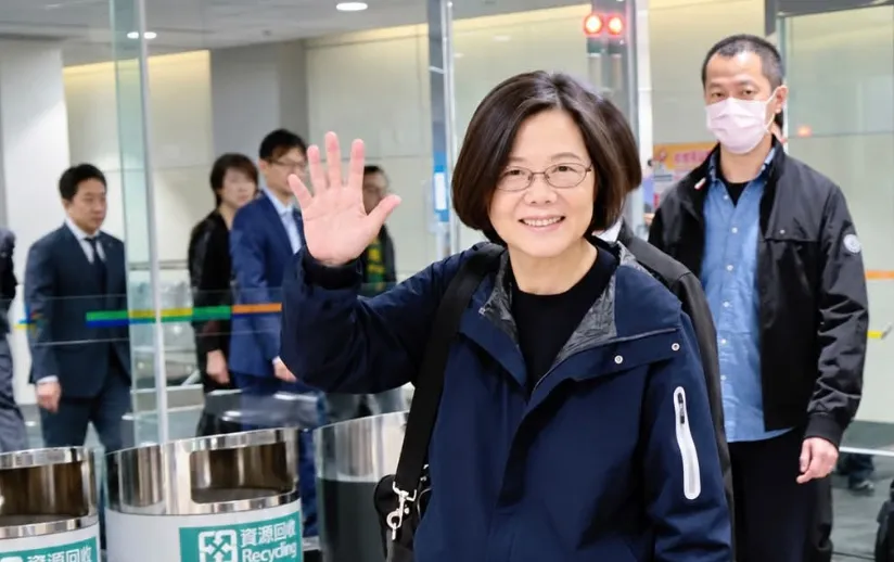 蔡英文回台了！靠「暈碳神器」在機上充分休息　嗨喊：我回家了感謝看完旅程的大家