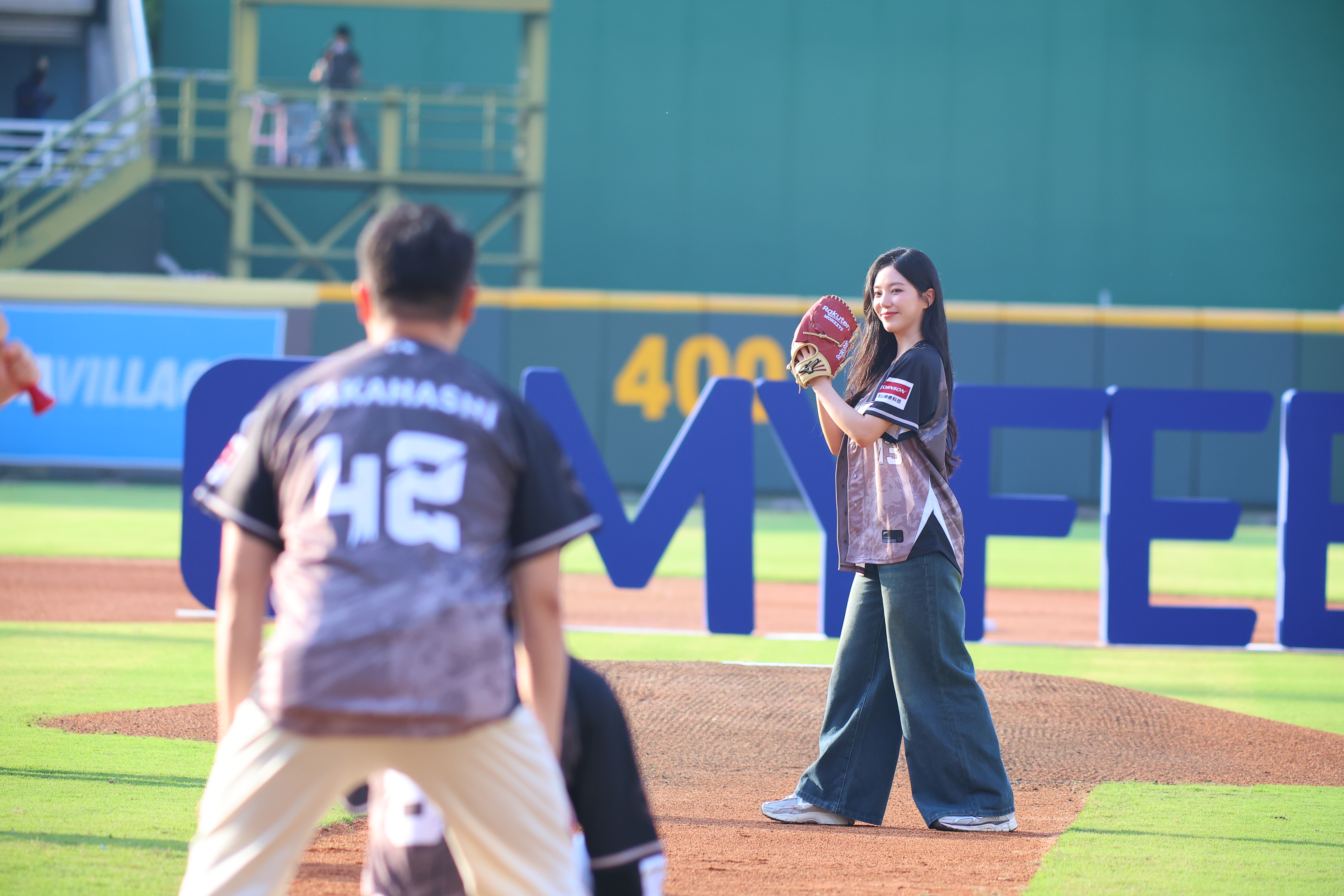 韓國戀綜《單身即地獄3》中的人氣明星尹廈情今（31日）為樂天桃猿開球。（樂天桃猿提供）