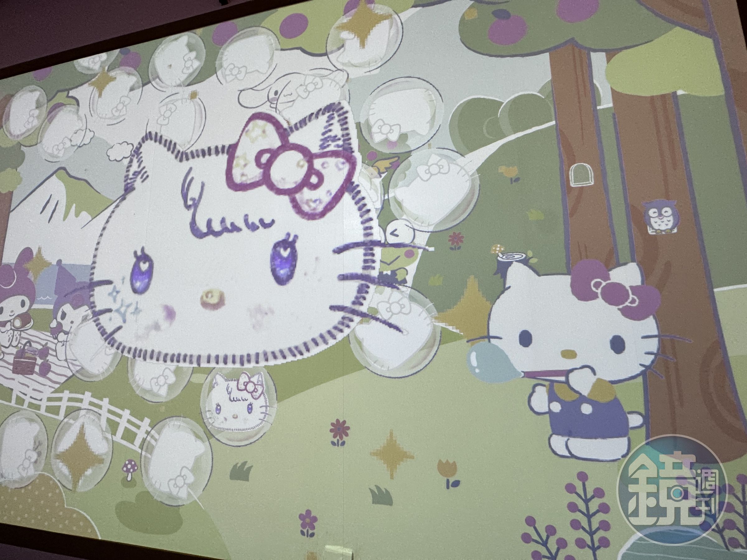 畫好的Kitty會變成巨大泡泡出現在螢幕上。