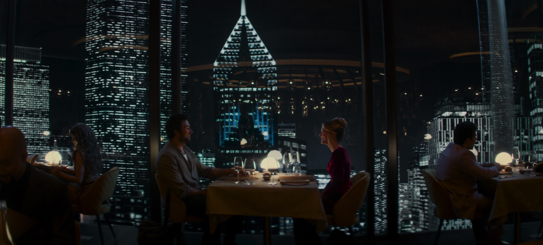 以芝加哥為故事背景的《無線殺機》女主角梅根費伊（中右）與男主角布蘭登斯克勒納（中左）在豪華餐廳初次見面約會。（UIP提供）