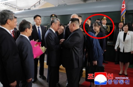 金正恩愛女金主愛的身影被曝光在北韓官媒公開的照片。（翻攝自朝中社官網）