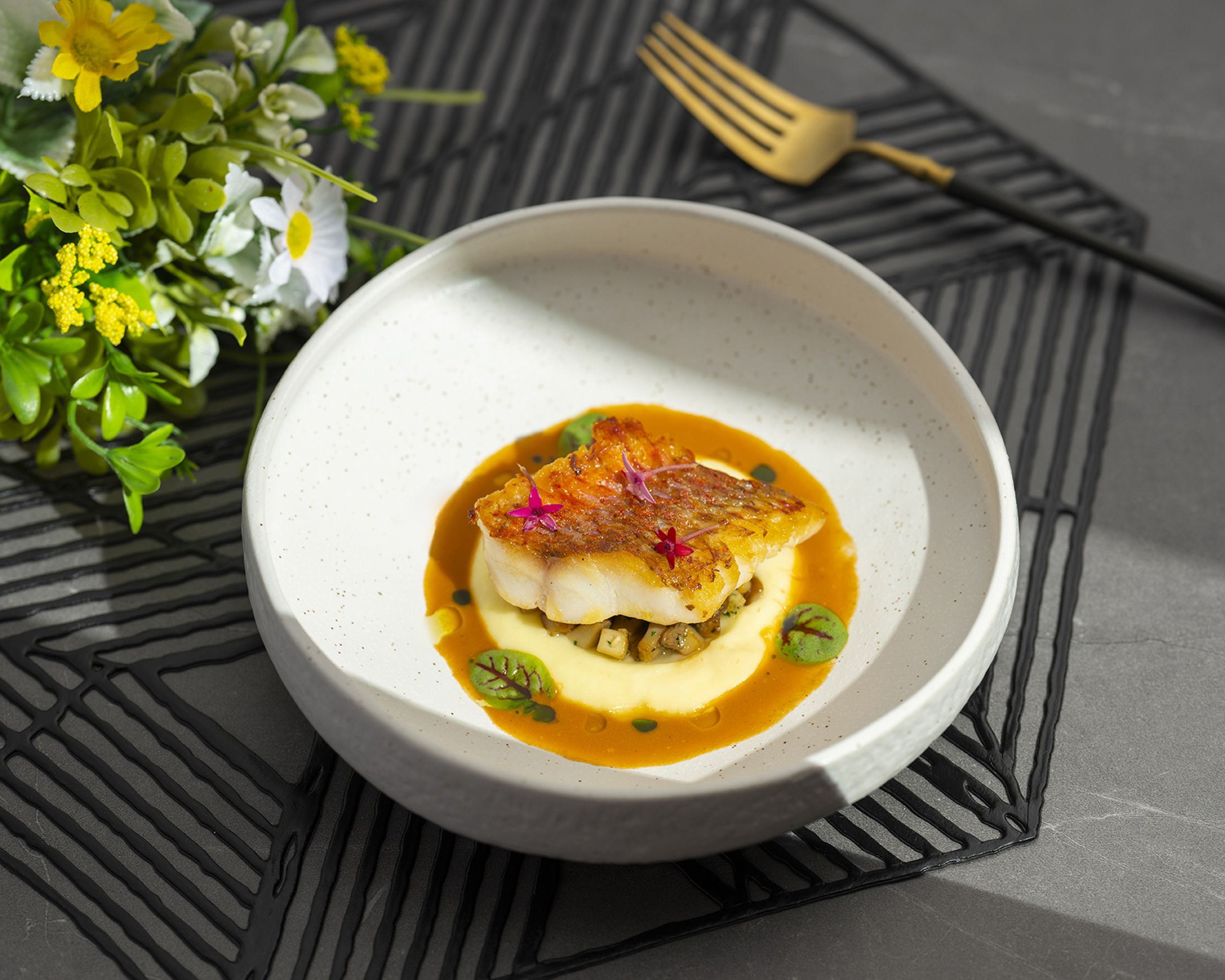「香煎紅鯔魚佐馬鈴薯奶油」以主廚的童年回憶為靈感，紅鯔魚的鮮美與馬鈴薯奶油的滑順相得益彰。（台北遠東香格里拉提供）