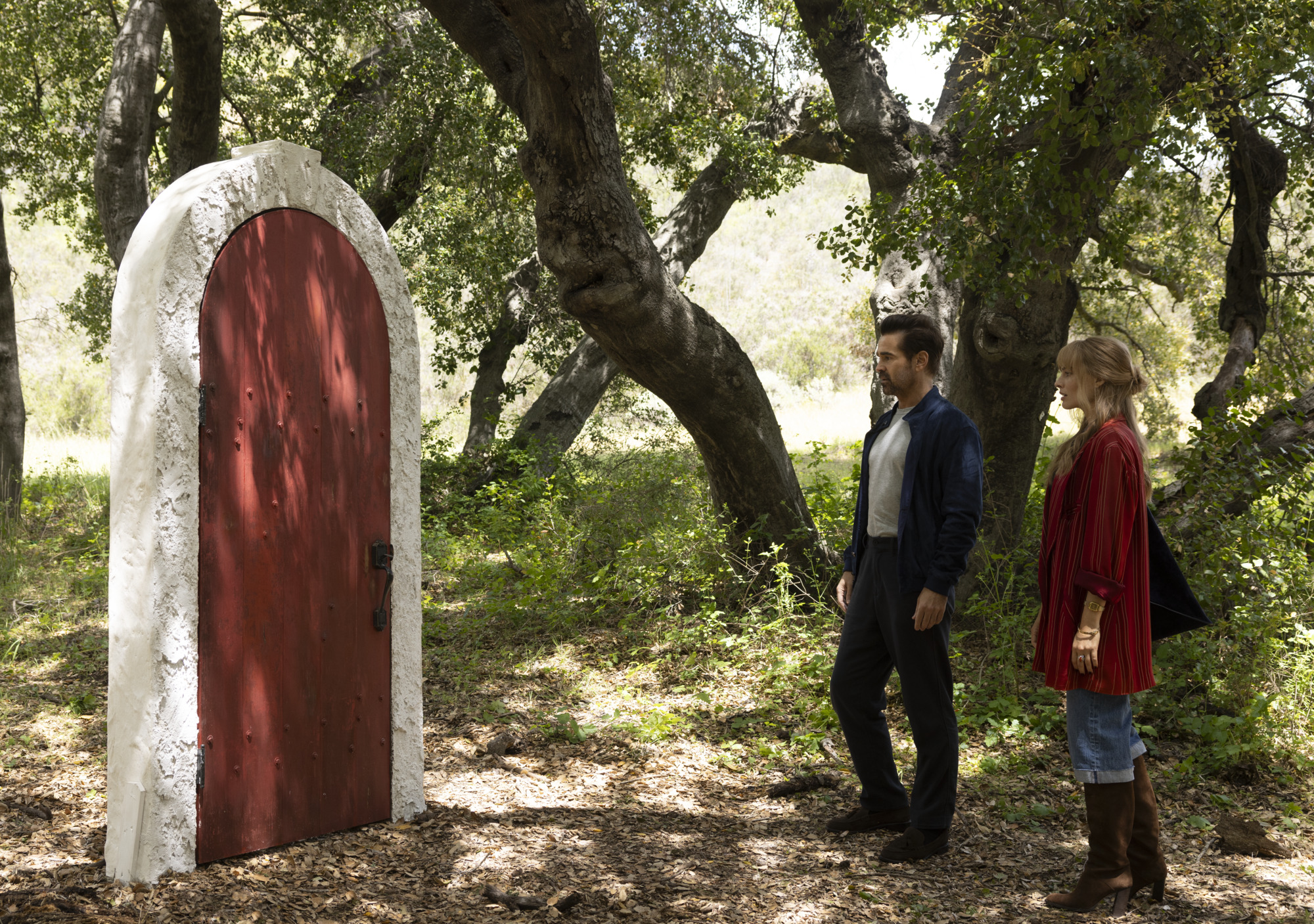 透過「任意門」的連結，素未謀面的單身男女回到過去直視遺憾的回憶，展開一段療癒與重生之旅。（索尼提供）