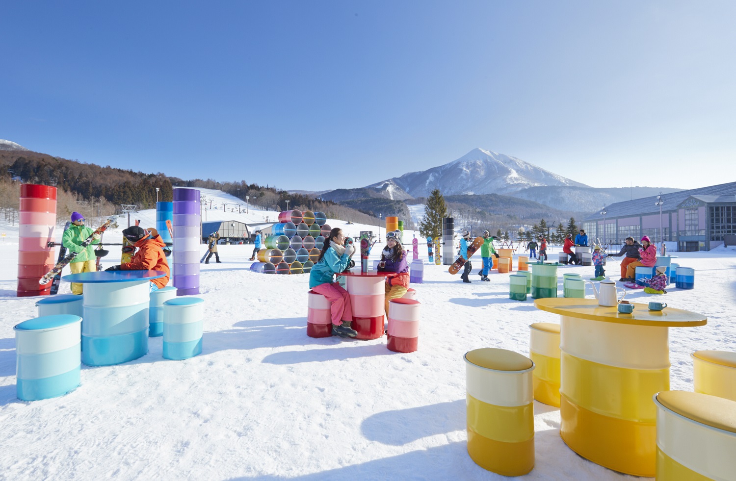 仙台磐梯山溫泉飯店預計於2026/1/4和2026/1/18出發，提供滑雪迷們享受群山環抱的溫泉雪景與多樣滑雪地形。（星宇航空提供）