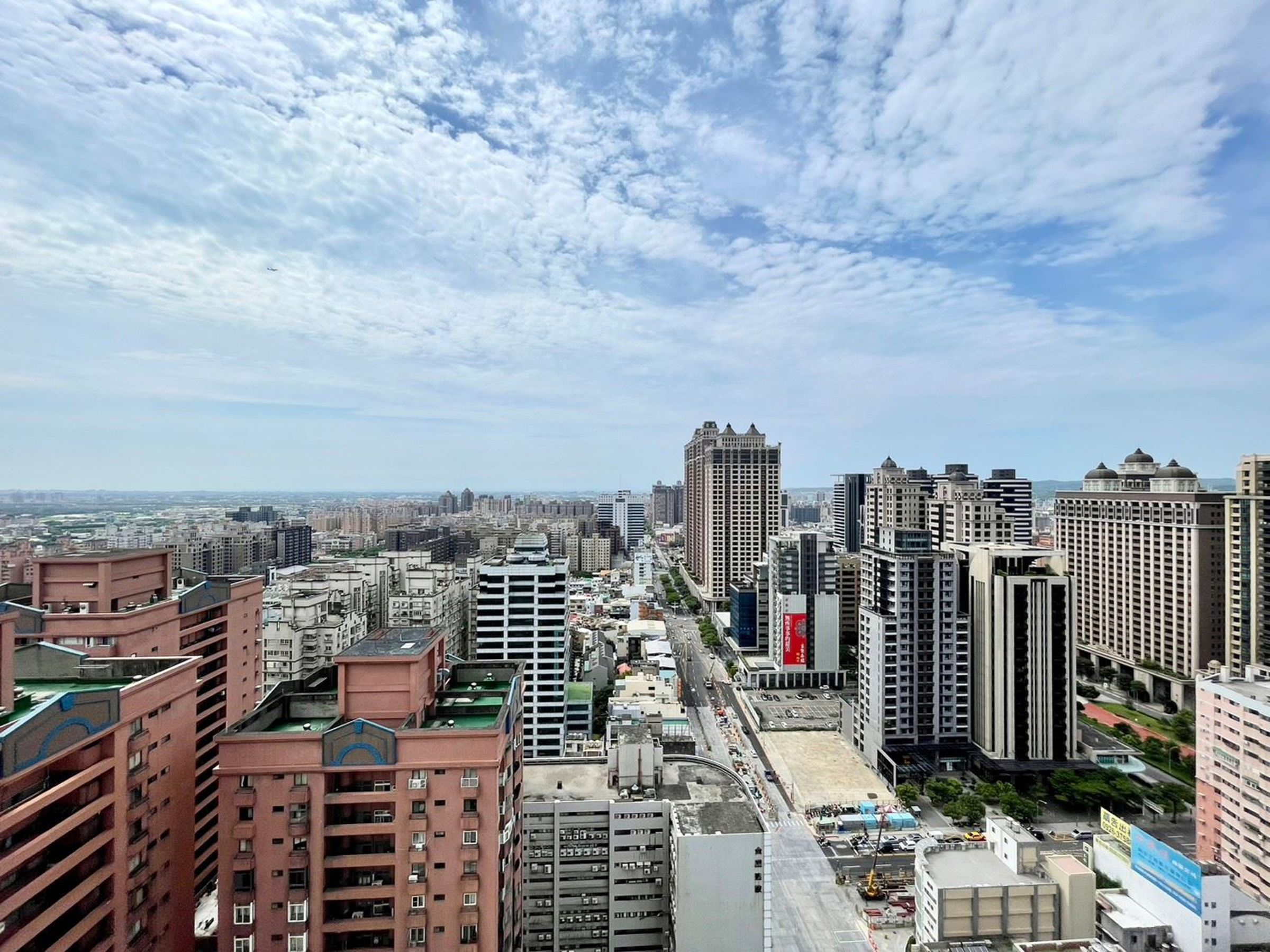 桃園區為桃園的政經中心,商業、交通發展全面,隨基北北桃生活圈逐漸成型,桃園區房市持續熱絡,成為近一年全台中古屋交易量的第二名。(房市示意圖)
