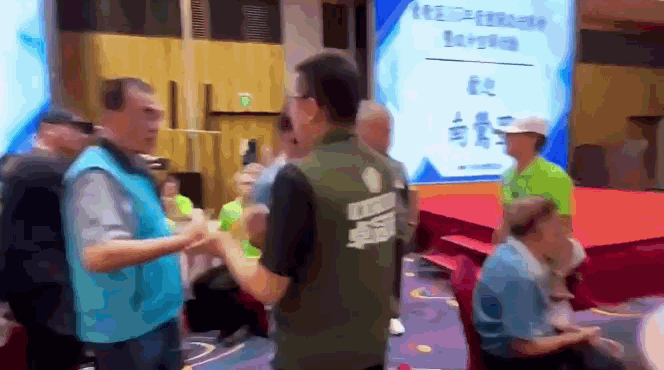 對於藍營指控蘇貞昌對李四川拍肩「很鴨霸」,卓冠廷也分享李四川對他「連拍6下」的畫面回擊。(翻攝自卓冠廷臉書)
