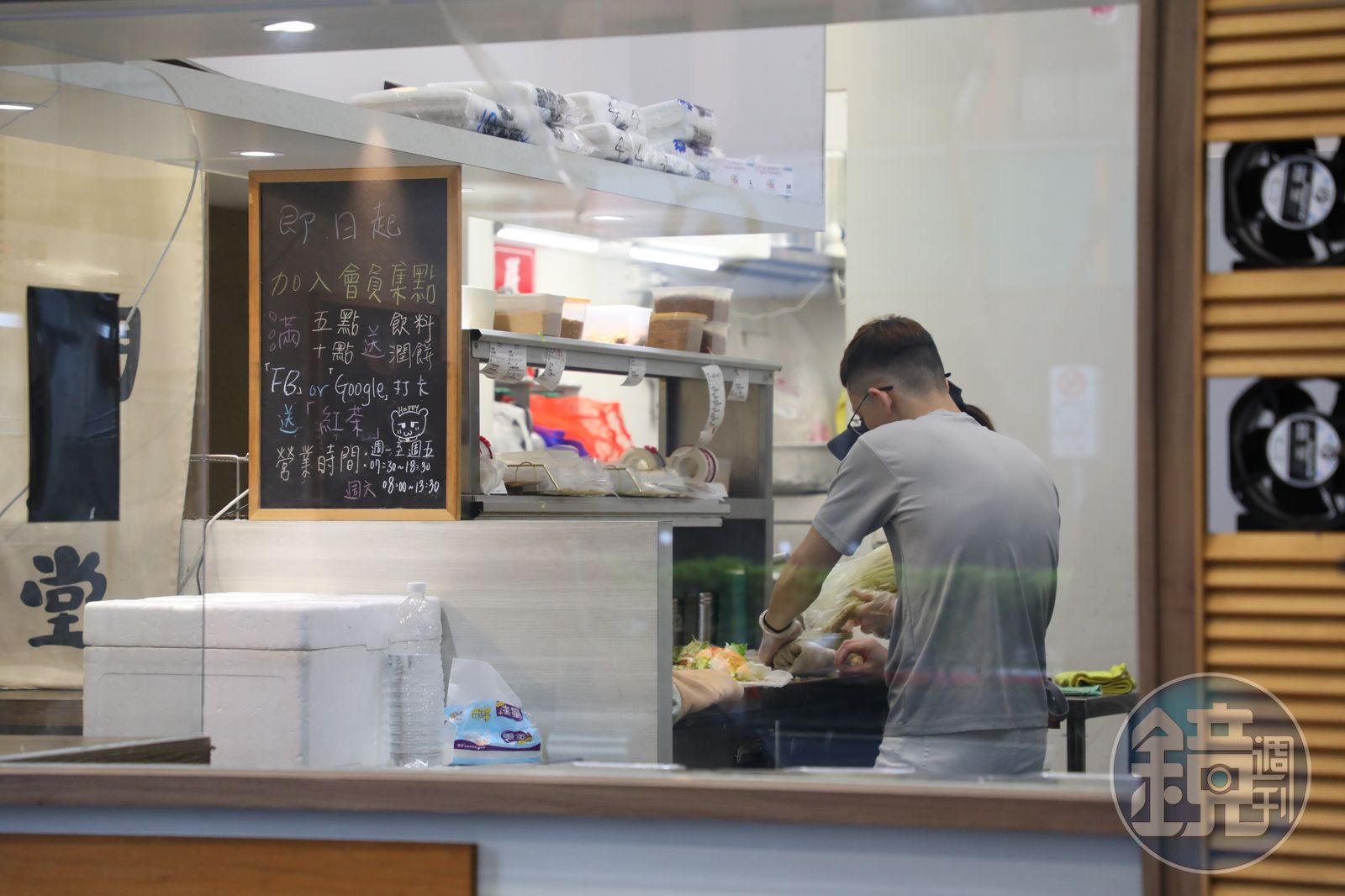 隔著透明櫥窗,可以看到潤餅皮製作、捲料的過程。