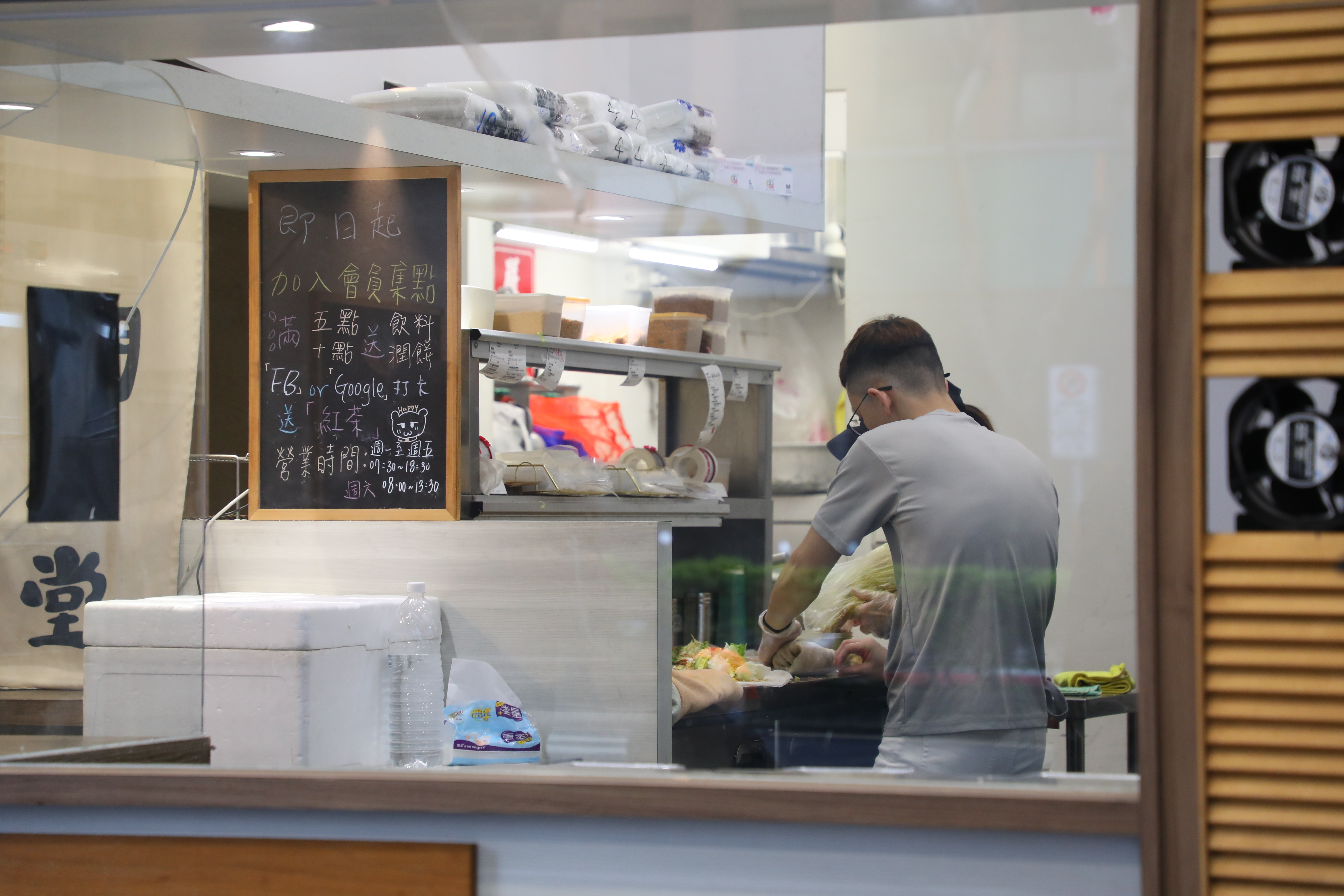隔著透明櫥窗，可以看到潤餅皮製作、捲料的過程。