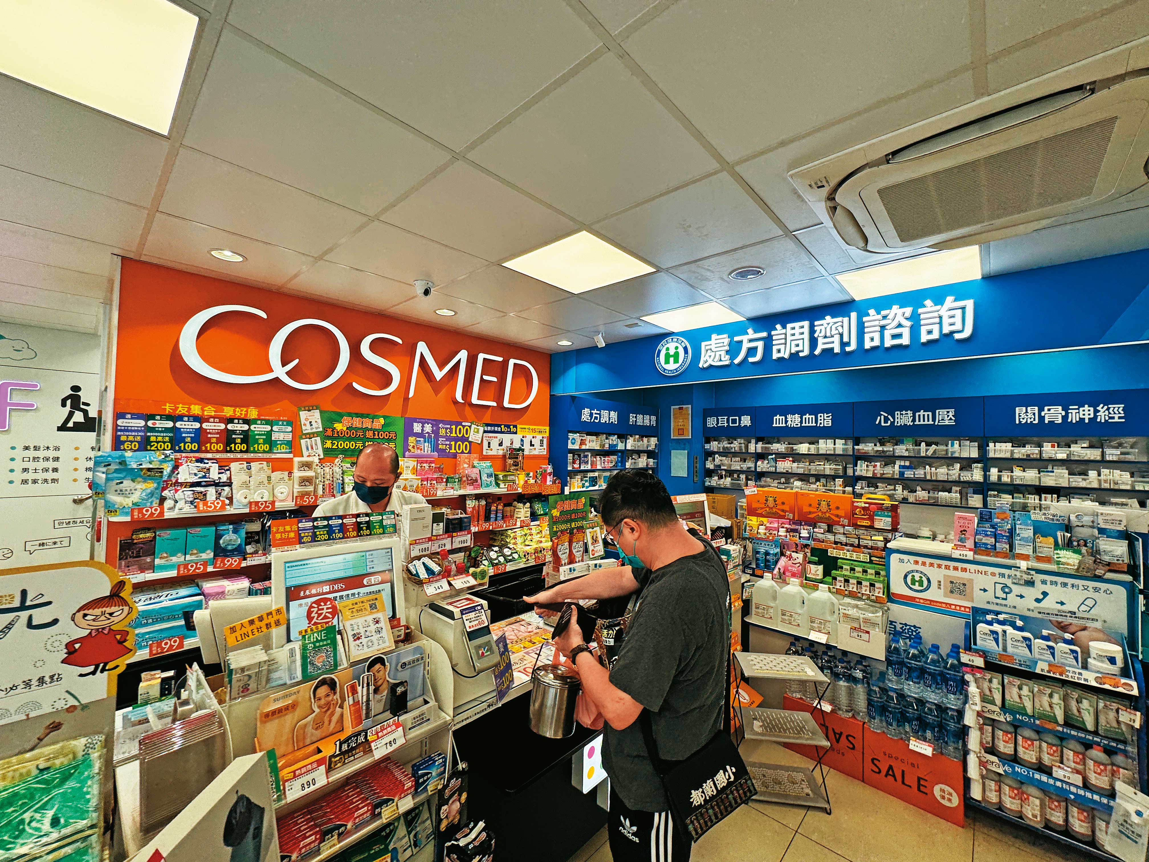 康是美從美妝轉型跨足藥局，全新店面在台遍地開花。