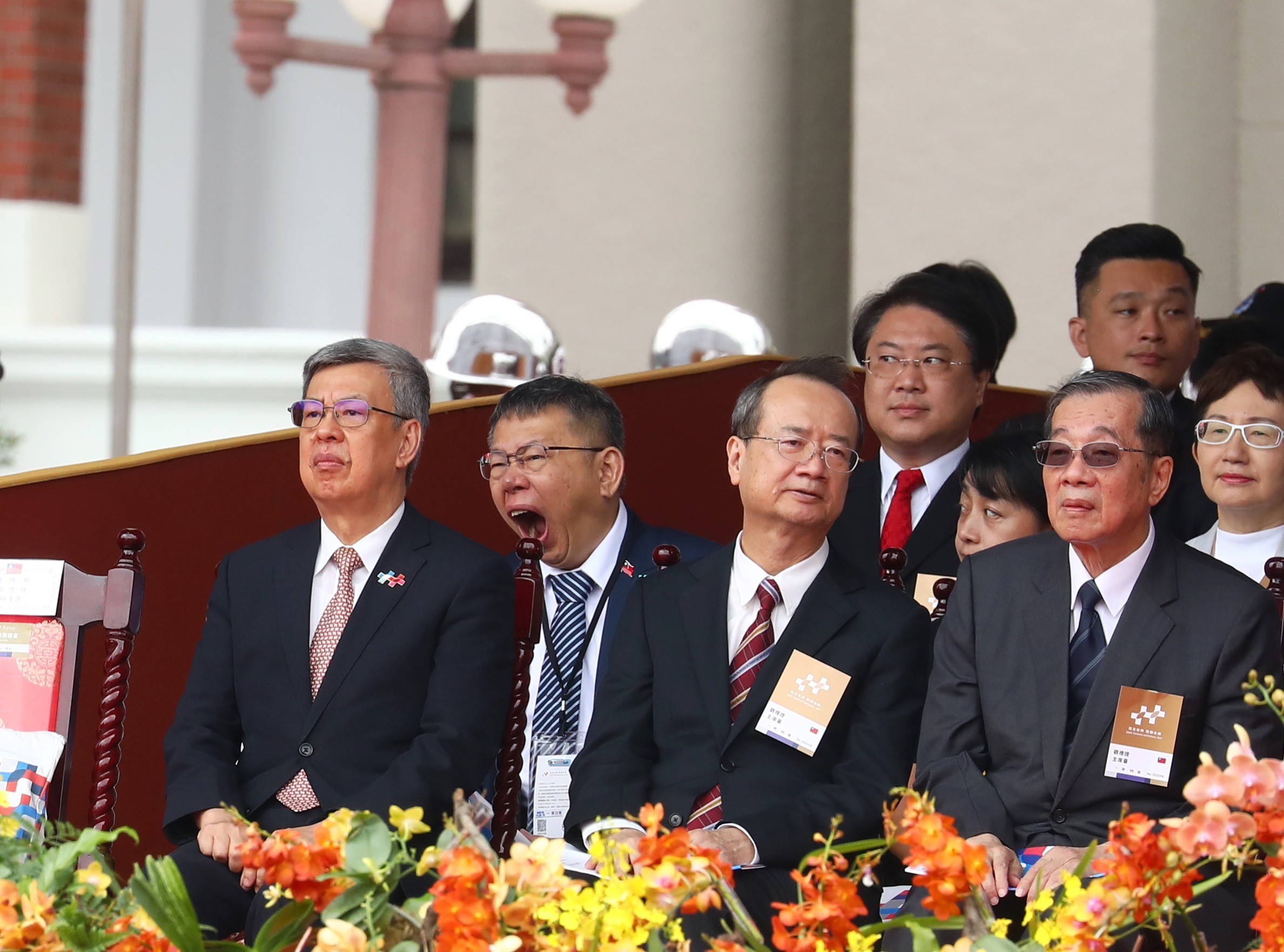 柯文哲（左二）出席國慶大典，打了一個大哈欠。