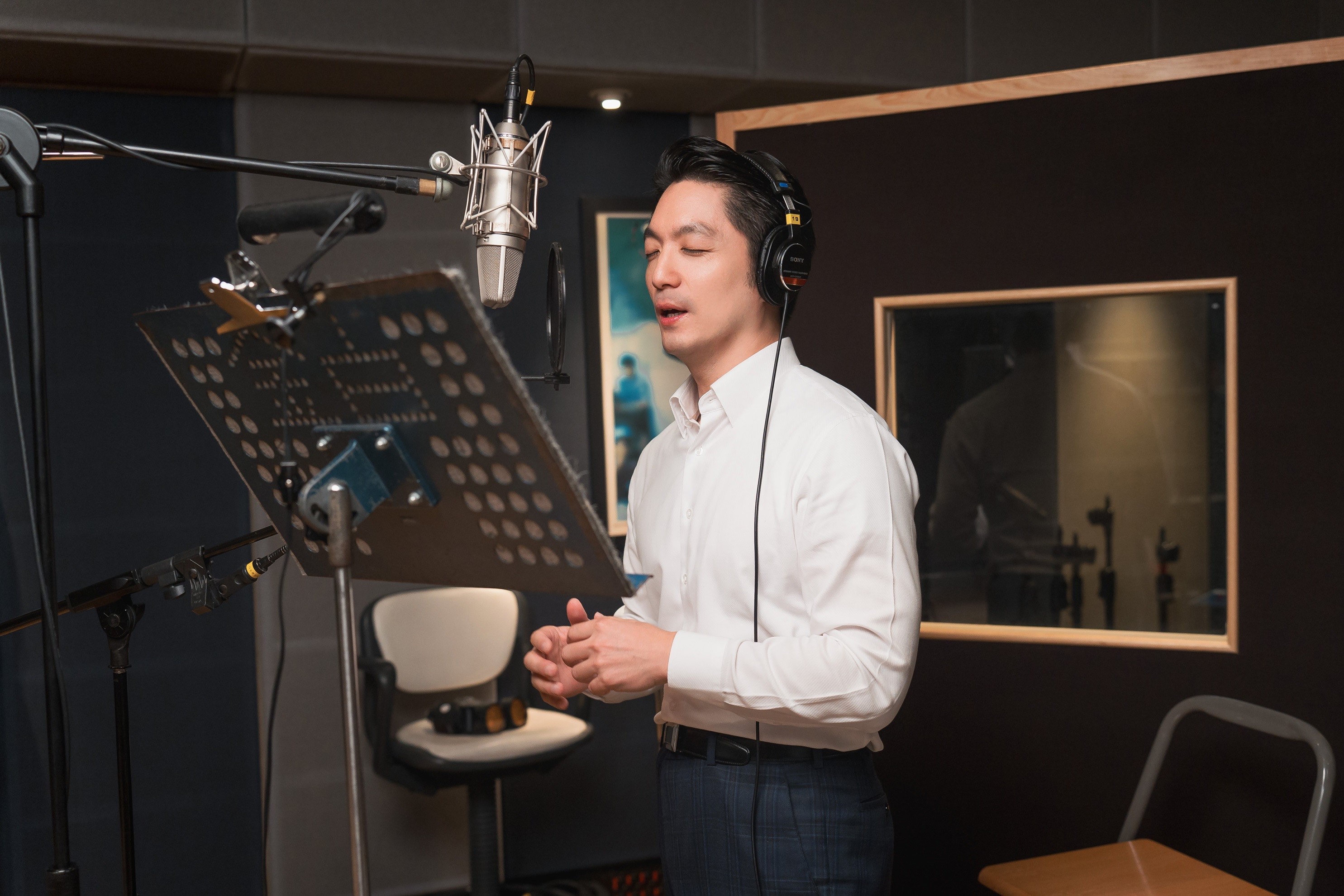 蔣萬安轉戰歌壇處男秀不僅搏得滿堂彩，好歌喉更讓許多網友稱讚。（關懷台灣文教基金會提供）