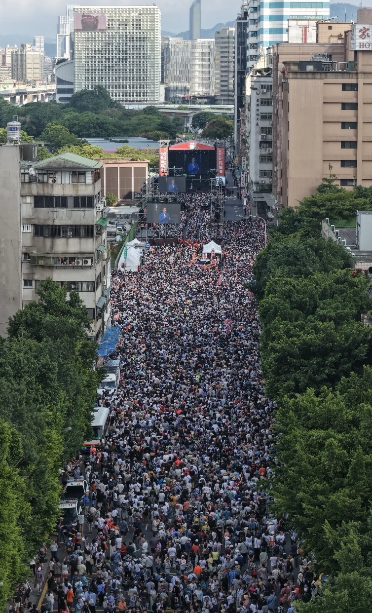 沈伯洋參選後掀「洋流」，競總成立大會現場擠滿支持者。（沈伯洋競辦提供）