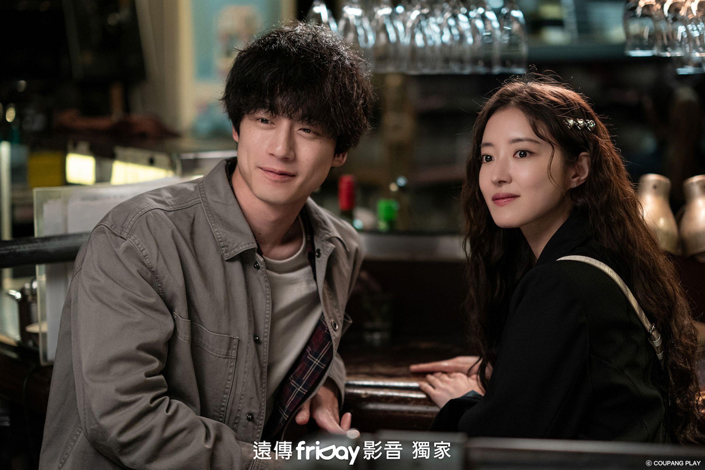 李世榮(右)與坂口健太郎在《愛過之後來臨的》飾演異國戀情人。(friDay影音提供)