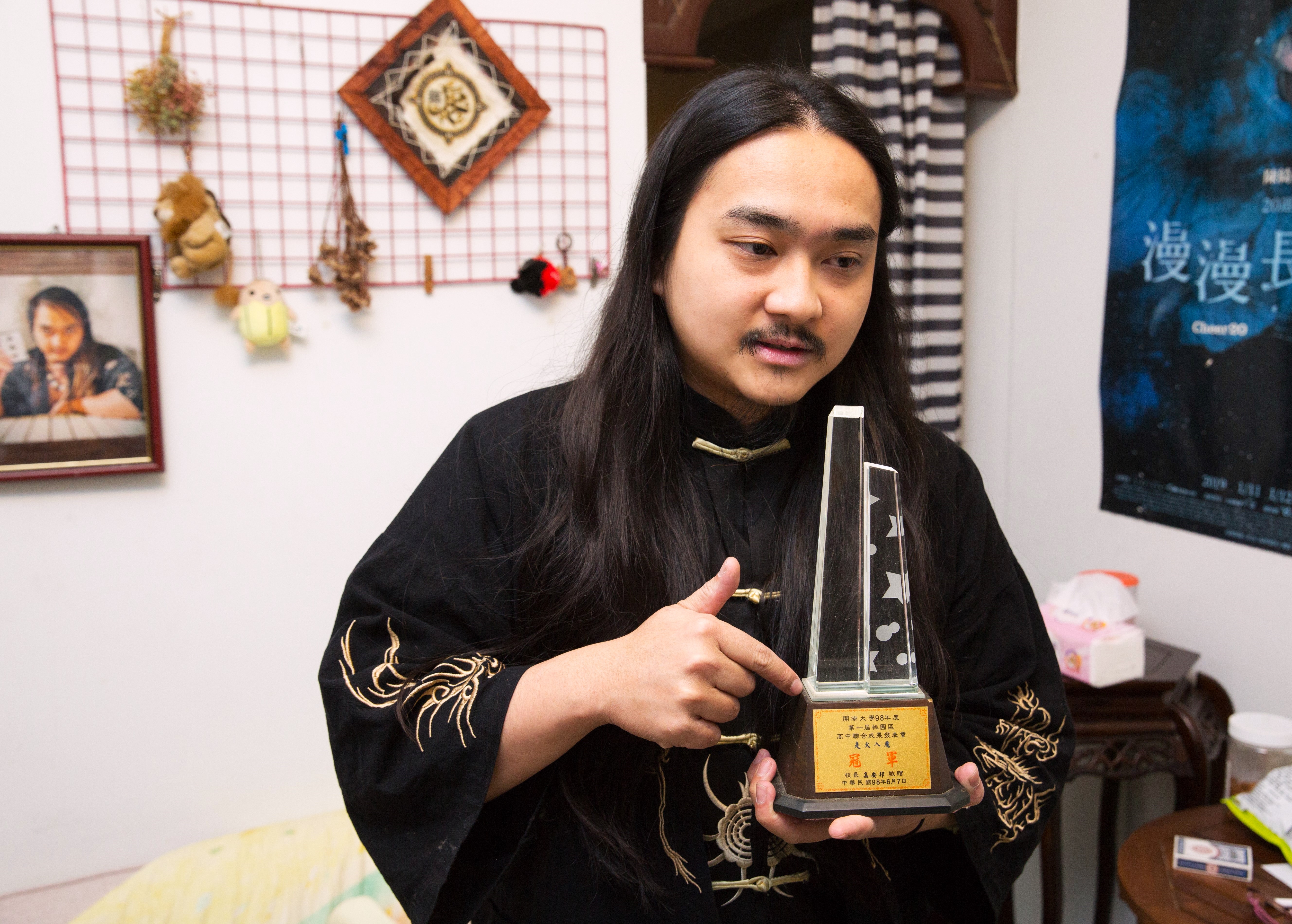 幻術大仙鄒秉勳得過大大小小的魔術比賽獎盃。但高中拿到的這個魔術比賽冠軍，是他變立志要當職業魔術師的起點。