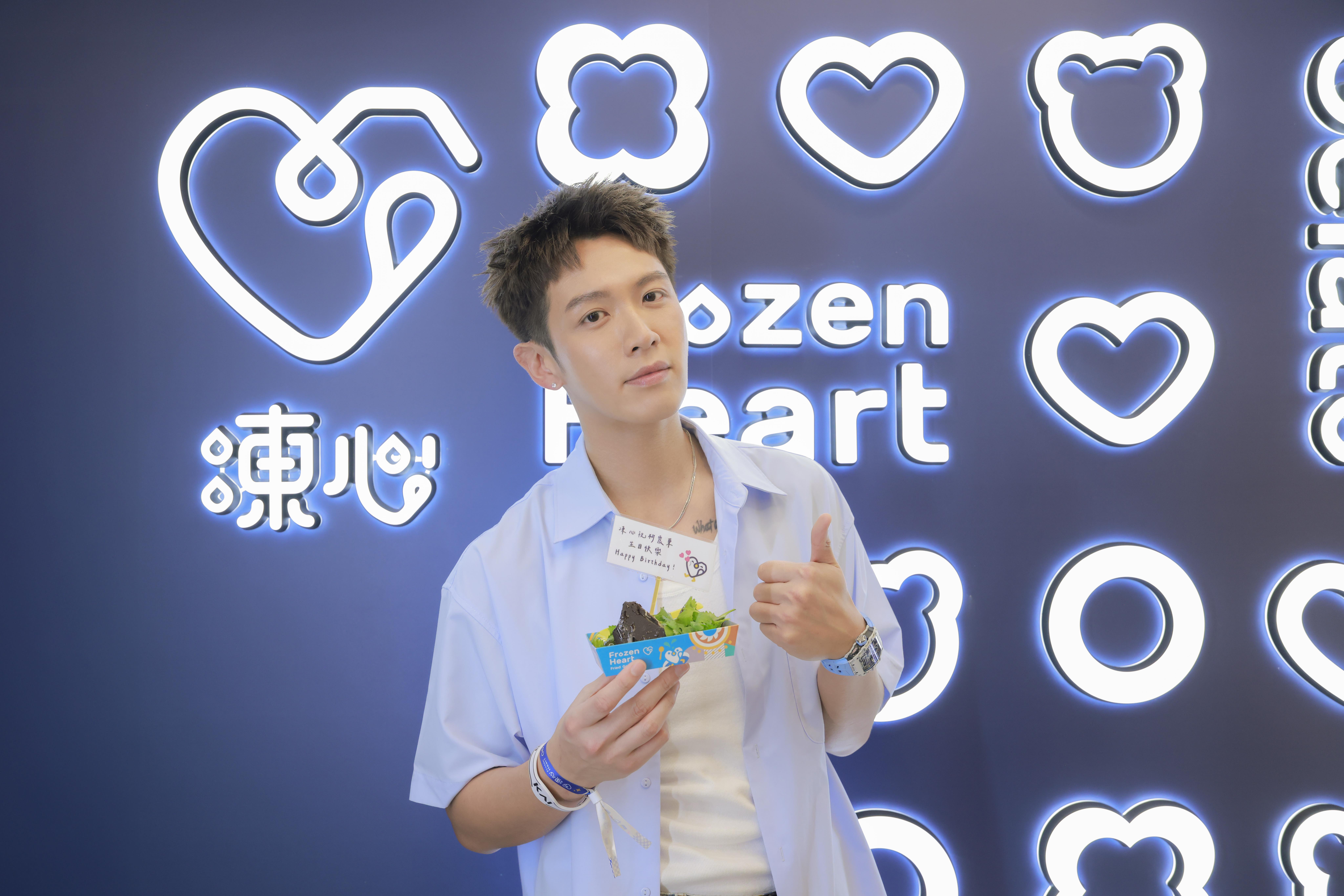 柯震東為冰品擔任門市一日店長，最推薦的口味竟是「香菜花生」。（凍心提供）