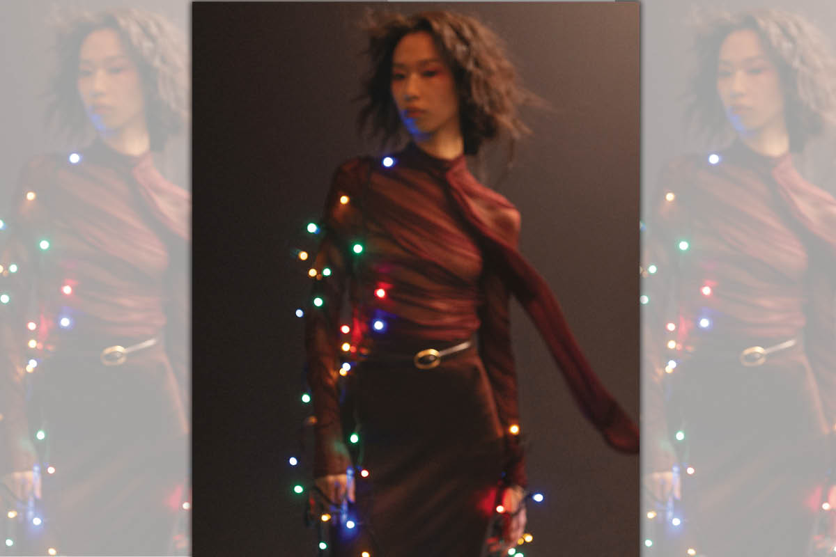 平織布薄紗皺褶上衣 NT$106,950、針織鉛筆裙 NT$37,950、 滑面皮革oval搭扣細腰帶 NT$12,300 all by Saint Laurent 。