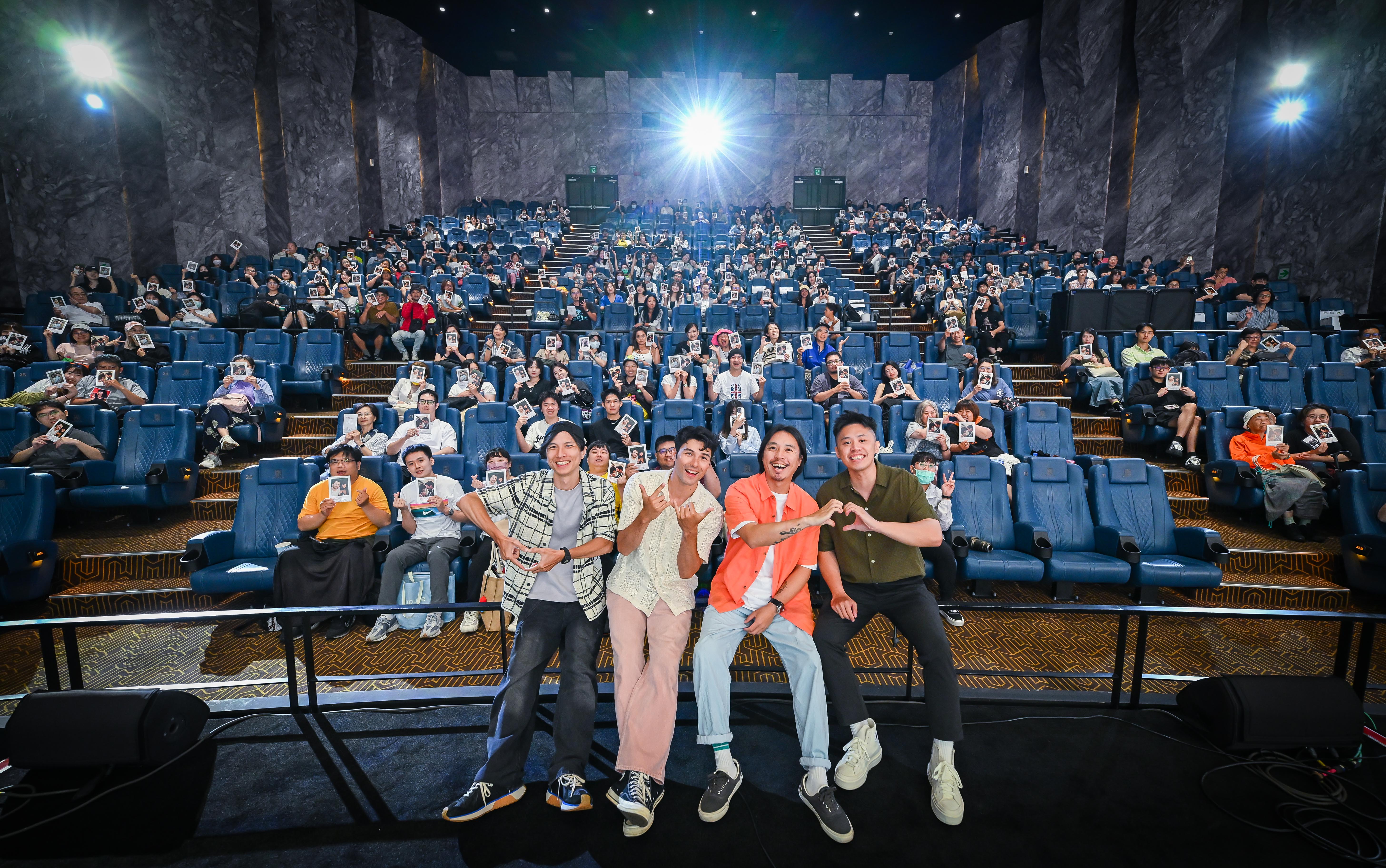 鳳小岳親臨現場與樂團「壓克力柿子」獻唱電影中文主題曲〈只想對你唱首鄧麗君〉。（索尼提供）