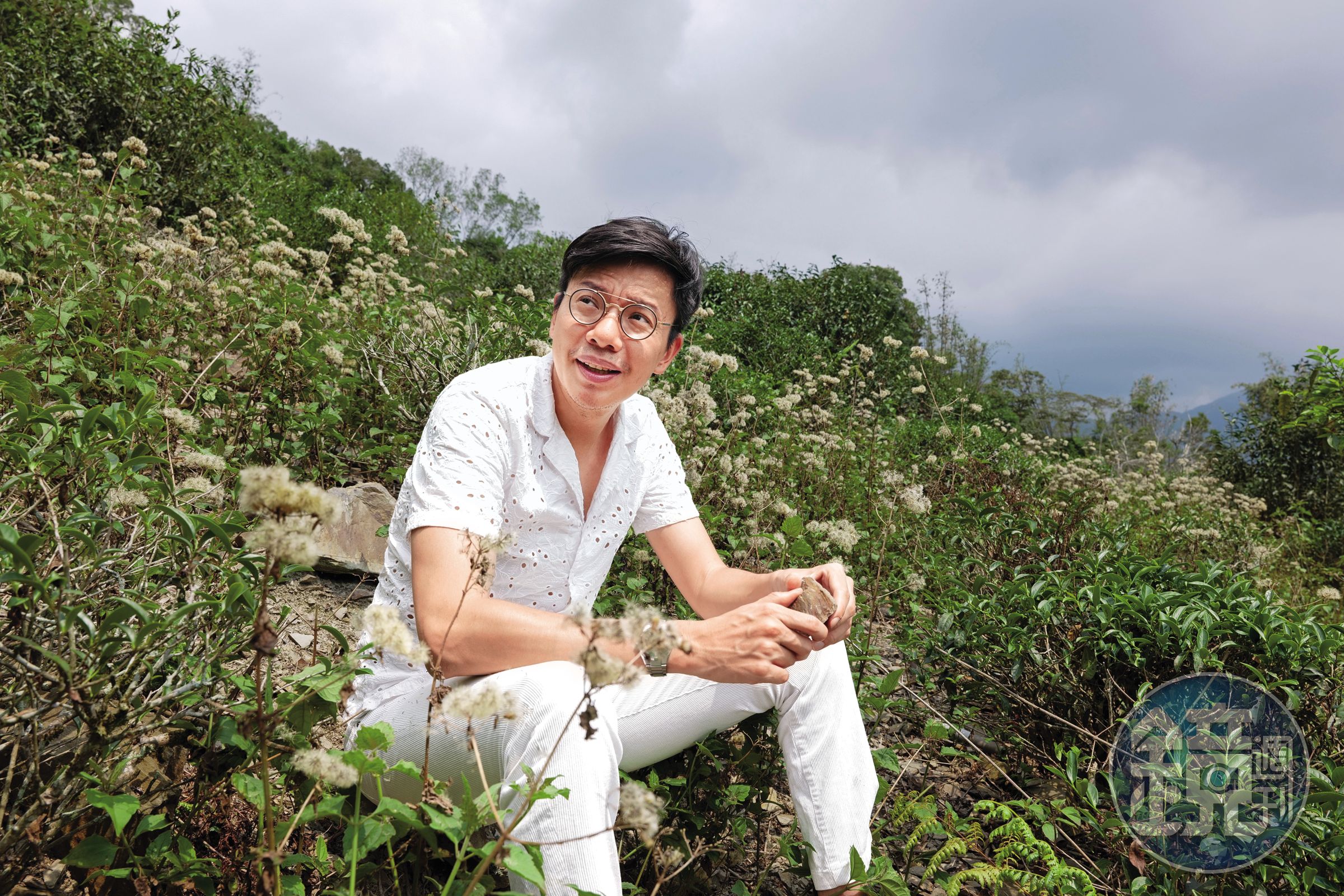 製茶師通常有固定製茶的區域及擅長的海拔,常行深卻全台跑,且高山與低海拔的茶他都能製作。