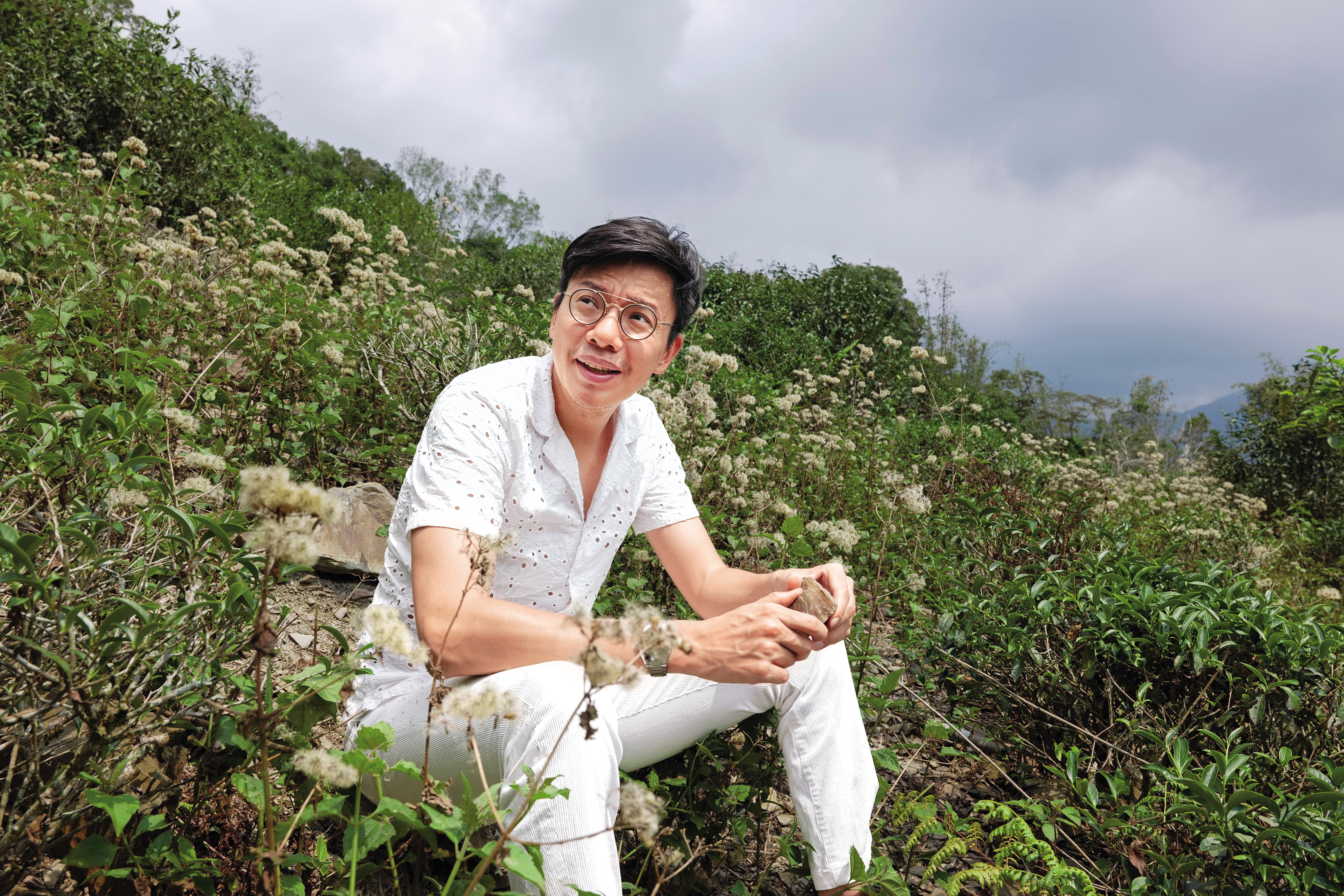 製茶師通常有固定製茶的區域及擅長的海拔，常行深卻全台跑，且高山與低海拔的茶他都能製作。