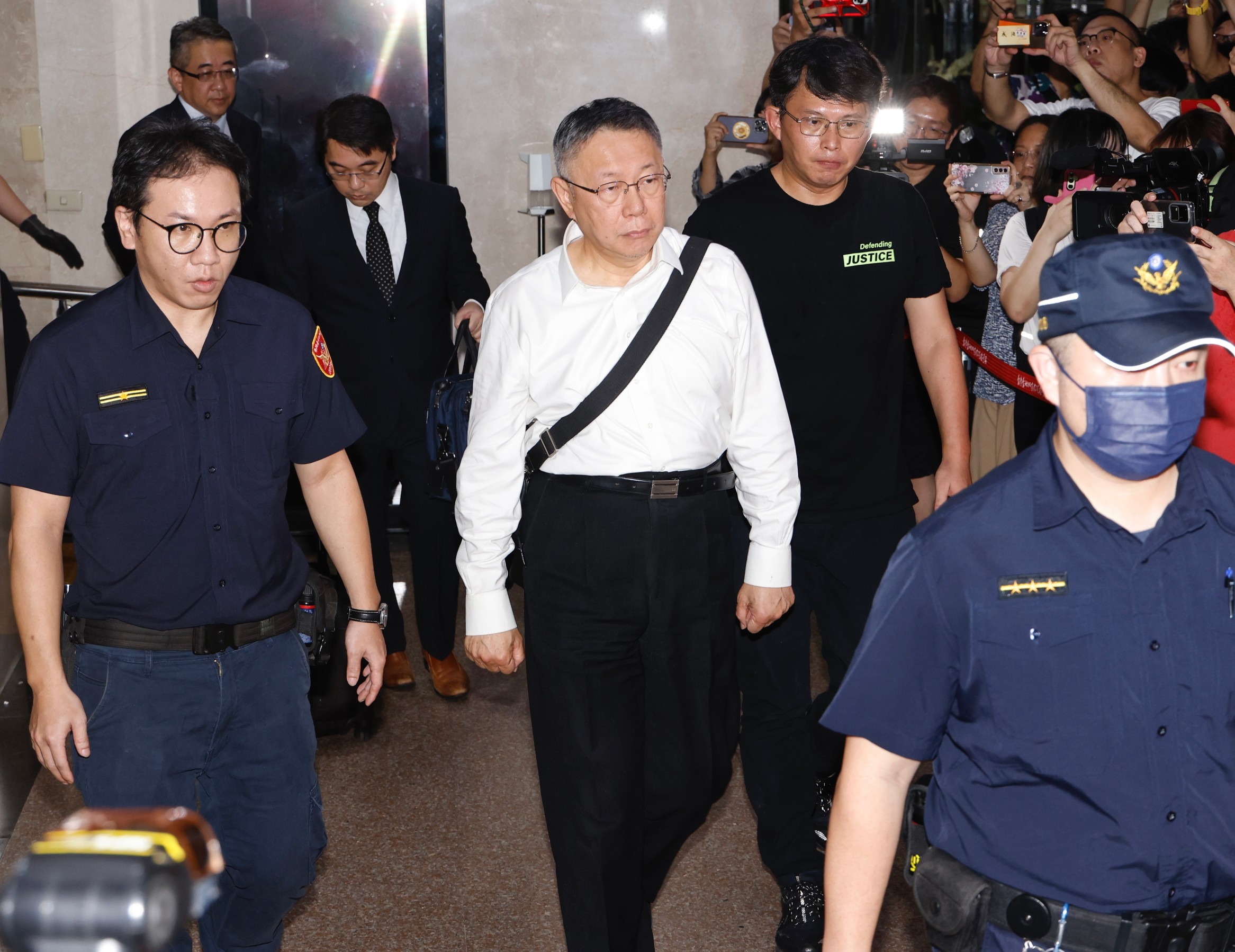 柯文哲無保請回，今晨走出台北地檢署。