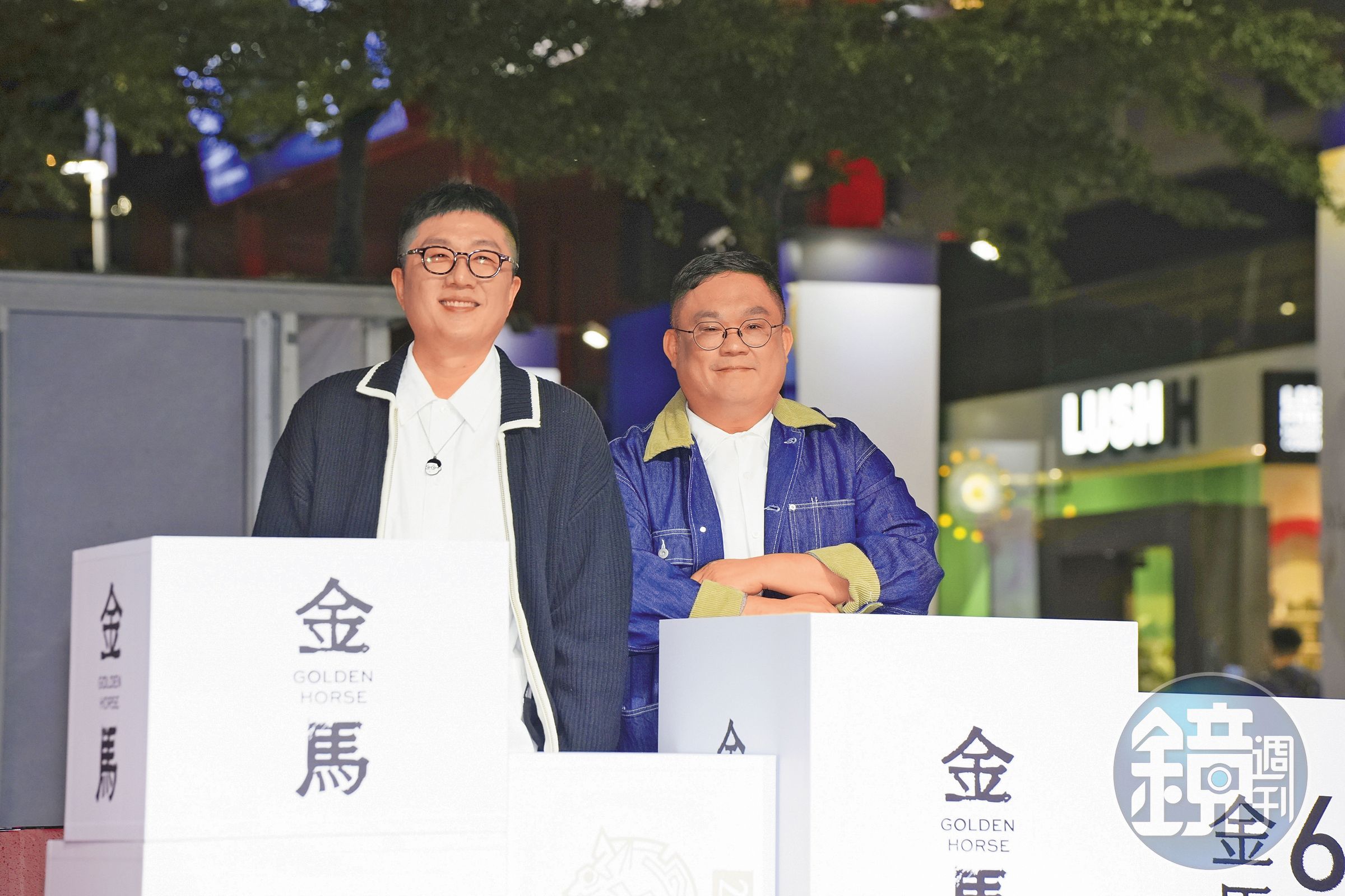 導演林孝謙（右）與拍檔編劇呂安弦（左）前作《比悲傷更悲傷的故事》大賣2.4億元，如今再炮製出《陽光女子合唱團》的佳績。